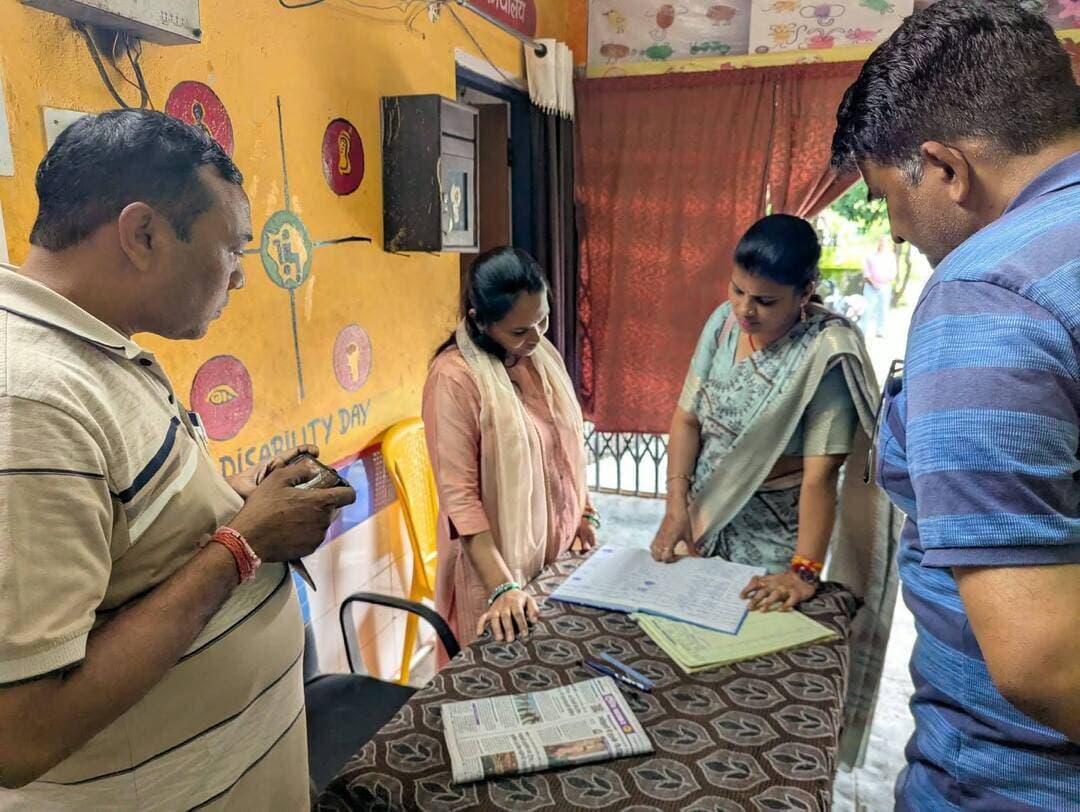 बाल संरक्षण के मुद्दों पर राज्य बाल अधिकार संरक्षण आयोग की अध्यक्ष ने ली बैठक
बाल भिक्षावृत्ति रोकथाम, पॉक्सो एवं बाल संरक्षण संबंधी विषयों पर अधिकारियों के साथ की समीक्षा
----
सतना 12 सितम्बर 2026/मध्यप्रदेश राज्य बाल अधिकार संरक्षण आयोग की अध्यक्ष श्रीमती निवेदिता शर्मा ने शनिवार को सतना प्रवास के दौरान बाल संरक्षण से जुड़े विभिन्न महत्वपूर्ण विषयों की समीक्षा की। उन्होंने सर्किट हाउस #सतना में बाल कल्याण समिति, किशोर न्याय बोर्ड, शिक्षा विभाग, जनजातीय कार्य विभाग तथा महिला एवं बाल विकास विभाग के अधिकारियों के साथ बैठक कर बच्चों से संबंधित विभिन्न मुद्दों पर चर्चा की। बैठक में विशेष रूप से बाल भिक्षावृत्ति की रोकथाम, पॉक्सो अधिनियम के प्रभावी क्रियान्वयन तथा बाल संरक्षण से जुड़े विषयों पर विस्तृत चर्चा की गई। अध्यक्ष ने संबंधित अधिकारियों को बाल अधिकारों की सुरक्षा एवं बच्चों के हित में संचालित गतिविधियों को प्रभावी ढंग से लागू करने के निर्देश दिए।
बैठक के पश्चात राज्य बाल अधिकार संरक्षण आयोग की अध्यक्ष श्रीमती निवेदिता शर्मा ने शासकीय हाई स्कूल सिविल लाइन का निरीक्षण किया। इस दौरान उन्होंने विद्यालय में साफ-सफाई व्यवस्था, उदिता कॉर्नर, सुझाव पेटी, पेयजल व्यवस्था सहित विभिन्न व्यवस्थाओं का जायजा लिया। उन्होंने विद्यालय के कक्षों का निरीक्षण करते हुए पानी के रिसाव एवं पुताई से संबंधित समस्याओं को भी देखा तथा आवश्यक व्यवस्थाएं सुनिश्चित करने के निर्देश दिए। उन्होंने विद्यालय में विद्यार्थियों के लिए बेहतर एवं सुरक्षित वातावरण उपलब्ध कराने पर विशेष जोर दिया। आयोग की अध्यक्ष ने सीडब्ल्यूएण्सएन छात्रावास (बालिका) का भी निरीक्षण किया। इस दौरान उन्होंने छात्रावास में रह रही बालिकाओं से संवाद कर उनकी दिनचर्या, सुविधाओं एवं समस्याओं के संबंध में जानकारी ली। उन्होंने छात्रावास में भोजन व्यवस्था का जायजा लेते हुए भोजन निर्धारित मेन्यू के अनुसार उपलब्ध कराने के निर्देश दिए। साथ ही छात्रावास की सुरक्षा व्यवस्था के अंतर्गत ब्ब्ज्ट कैमरों की व्यवस्था की जानकारी ली तथा बालिकाओं के छात्रावास में आने-जाने से संबंधित रजिस्टर का भी निरीक्षण किया। उन्होंने अधिकारियों को निर्देशित किया कि छात्रावास में रहने वाली बालिकाओं को सुरक्षित, स्वच्छ एवं बेहतर वातावरण के साथ आवश्यक सुविधाएं उपलब्ध कराई जाएं तथा उनकी समस्याओं का प्राथमिकता के आधार पर निराकरण किया जाए। इस अवसर पर श्रीमती चन्द्रकिरण श्रीवास्तव, श्रीमती मंजूषा शाह, श्री राकेश तिवारी, श्रीमती अंजना तिवारी, श्री कामता पाण्डे, श्री श्याम किशोर द्विवेदी, सहायक संचालक महिला एवं बाल विकास सतना, डॉ. दिवाकर तिवारी एवं श्री भूपेन्द्र सिंह सहित संबंधित अधिकारी उपस्थित रहे।
#JansamparkMP
CM Madhya Pradesh
Dr Mohan Yadav