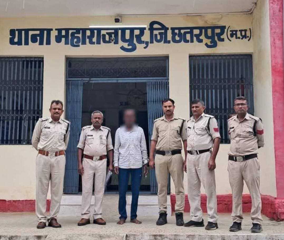 छतरपुर 🆕 छतरपुर जिले के थाना महाराजपुर पुलिस ने हत्या के प्रकरण में आजीवन कारावास की सजा के दौरान पैरोल से फरार ₹10,000 के इनामी अपराधी को दिल्ली से किया गिरफ्तार
पुलिस थाना महाराजपुर अंतर्गत वर्ष 2010 में हत्या के प्रकरण में आरोपी रूपचंद अहिरवार पिता नथुआ अहिरवार, निवासी ग्राम दिलनिया, जिला छतरपुर को माननीय न्यायालय द्वारा वर्ष 2012 में आजीवन कारावास की सजा सुनाई गई थी।
आरोपी सजा के दौरान सतना जेल से वर्ष 2015 में पैरोल पर बाहर आया और पैरोल अवधि समाप्त होने के बाद वापस ना जाकर फरार हो गया था।
पैरोल से फरार होने के संबंध में आरोपी के विरुद्ध वर्ष 2015 में पुलिस थाना कोलगवां, जिला सतना में अपराध पंजीबद्ध किया गया था। आरोपी के विरुद्ध माननीय उच्च न्यायालय द्वारा स्थायी वारंट जारी किया गया था।
फरार वारंटी की गिरफ्तारी हेतु एसपी छतरपुर श्री रजत सकलेचा द्वारा पुलिस टीमों का गठन कर आरोपी की गिरफ्तारी पर ₹10,000 का इनाम उद्घोषित किया गया था। गठित पुलिस टीमों द्वारा लगातार संभावित स्थानों पर तलाश की जा रही थी।
पुलिस टीम द्वारा हरियाणा एवं दिल्ली क्षेत्र में तलाश करते हुए पैरोल से फरार आरोपी को दिल्ली से गिरफ्तार किया गया। गिरफ्तार आरोपी को विधिवत माननीय न्यायालय के समक्ष पेश किया गया।
उक्त कार्यवाही में एसडीओपी खजुराहो श्री मनमोहन सिंह बघेल के मार्गदर्शन में थाना प्रभारी महाराजपुर निरीक्षक डी.के. सिंह, साइबर प्रभारी निरीक्षक नेहा सिंह गुर्जर, थाना प्रभारी सरवई उप निरीक्षक अभिषेक कुमार पांडेय, थाना प्रभारी अलीपुरा उप निरीक्षक जितेंद्र सोनी, उप निरीक्षक तिलक सिंह, प्रधान आरक्षक रामजन्म यादव, अरविंद शर्मा, आरक्षक आबिद, सौरभ सिंह, पवन लोधी एवं पुलिस टीम द्वारा की गई।
<nis:link nis:type=tag nis:id=chhatarpur nis:value=chhatarpur nis:enabled=true nis:link/>