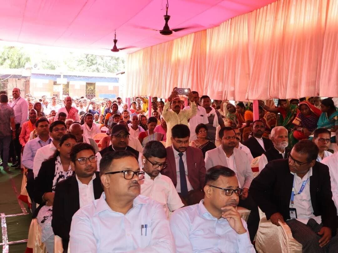 राष्ट्रीय लोक अदालत में 18,845 मामलों का निष्पादन, 9.18 करोड़ रुपये की रिकवरी
कोर्ट मामलों के निष्पादन में बांका न्यायमंडल ने बनाया नया रिकॉर्ड
राष्ट्रीय विधिक सेवा प्राधिकरण (NLSA) एवं बिहार राज्य विधिक सेवा प्राधिकरण (BLSA) के निर्देशन में आज जिला विधिक सेवा प्राधिकार, बांका द्वारा राष्ट्रीय लोक अदालत का आयोजन किया गया। कार्यक्रम का शुभारंभ श्री सूर्यकान्त तिवारी, अपर जिला एवं सत्र न्यायाधीश - द्वितीय सह प्रभारी जिला जज बांका तथा श्री अंशुल अग्रवाल जिला पदाधिकारी, बांका द्वारा संयुक्त रूप से दीप प्रज्वलित कर किया गया।
इस अवसर पर जिला एवं सत्र न्यायाधीश तथा जिला पदाधिकारी द्वारा अपने संबोधन में लोक अदालत की महत्ता पर प्रकाश डालते हुए कहा गया कि लोक अदालत आमजन को त्वरित, सुलभ एवं कम खर्च में न्याय उपलब्ध कराने का प्रभावी एवं सशक्त माध्यम है। लोक अदालत के माध्यम से आपसी सुलह-समझौते एवं सहमति के आधार पर मामलों का त्वरित निष्पादन किया जाता है, जिससे पक्षकारों को समय एवं धन की बचत के साथ-साथ शीघ्र न्याय प्राप्त होता है।
राष्ट्रीय लोक अदालत के सफल संचालन के लिए विभिन्न बेंचों का गठन किया गया, जिनके माध्यम से न्यायालय में लंबित वादों तथा प्री-लिटिगेशन मामलों का व्यापक स्तर पर निष्पादन किया गया। इस राष्ट्रीय लोक अदालत में कुल 18,845 मामलों का निष्पादन किया गया, जिसमें 1,359 कोर्ट केस तथा 17,486 प्री-लिटिगेशन मामले शामिल हैं। इन मामलों में कुल 9 करोड़ 18 लाख 21 हजार रुपये की रिकवरी/समझौता राशि रही।
न्यायालय से संबंधित कुल 1,359 मामलों में 955 आपराधिक सुलहनीय वादों का निष्पादन किया गया। वहीं विद्युत विभाग से संबंधित 497 मामलों का निष्पादन करते हुए 31 लाख 84 हजार रुपये की रिकवरी की गई। यातायात चालान से संबंधित 2,549 मामलों का निष्पादन हुआ, जिसमें 2 करोड़ 24 लाख 79 हजार रुपये की राशि की रिकवरी की गई। वन विभाग से संबंधित 05 मामलों तथा माप-तौल विभाग से संबंधित 05 मामलों का भी निष्पादन किया गया। खनन विभाग से संबंधित 261 मामलों का निष्पादन किया गया।
बैंकिंग से संबंधित मामलों में भी उल्लेखनीय उपलब्धि दर्ज की गई। विभिन्न बैंकों से संबंधित 2,837 वादों का निष्पादन किया गया, जिसमें 4 करोड़ 41 लाख 48 हजार 425 रुपये की रिकवरी हुई। इस प्रकार विभिन्न विभागों एवं संस्थानों से संबंधित मामलों के निष्पादन के माध्यम से बड़ी संख्या में पक्षकारों को त्वरित राहत प्रदान की गई।
इस राष्ट्रीय लोक अदालत की सबसे महत्वपूर्ण उपलब्धि कोर्ट केसों के निष्पादन में अब तक का सबसे बड़ा रिकॉर्ड कायम होना है। इससे पूर्व मई माह में आयोजित राष्ट्रीय लोक अदालत में 562 कोर्ट केसों का निष्पादन किया गया था, जबकि मार्च माह में आयोजित प्रथम राष्ट्रीय लोक अदालत में 642 वादों का निष्पादन हुआ था। इसके मुकाबले इस बार 1,359 कोर्ट केसों का निष्पादन किया गया, जो पूर्व के दोनों आयोजनों की तुलना में उल्लेखनीय वृद्धि है। कोर्ट मामलों के निष्पादन का यह नया रिकॉर्ड बांका न्यायमंडल के लिए एक महत्वपूर्ण उपलब्धि एवं बड़ी उपलब्धि है।
राष्ट्रीय लोक अदालत के माध्यम से बड़ी संख्या में मामलों के त्वरित निष्पादन से आमजन को राहत मिली तथा विभिन्न विभागों एवं संस्थानों से संबंधित लंबित विवादों के समाधान में महत्वपूर्ण प्रगति हुई। इस आयोजन की सफलता में न्यायिक पदाधिकारियों, जिला विधिक सेवा प्राधिकार, विभिन्न विभागों के पदाधिकारियों एवं संबंधित संस्थानों के प्रतिनिधियों की महत्वपूर्ण भूमिका रही।