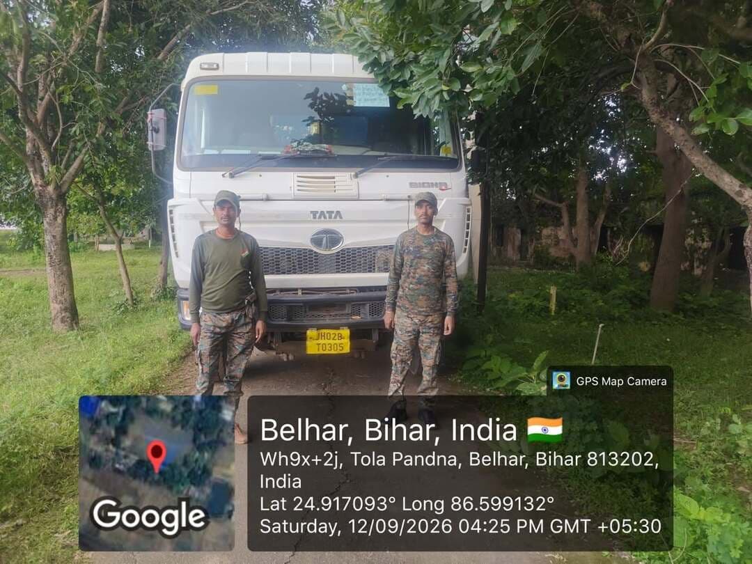 अवैध खनन, परिवहन एवं भंडारण के विरुद्ध जिला खनन टीम की सख्त कार्रवाई, 6 वाहन जब्त एवं लगभग 34 लाख रुपये का दंड अधिरोपित
अवैध खनन, परिवहन एवं खनिजों के अवैध भंडारण के विरुद्ध प्राप्त सूचना के आलोक में जिला खनन टीम द्वारा आज बेलहर एवं शंभुगंज थाना अंतर्गत विभिन्न स्थानों पर सघन छापेमारी अभियान चलाया गया। छापेमारी के दौरान अवैध खनन/परिवहन में संलिप्त कुल 6 वाहनों को जब्त करते हुए संबंधित वाहन मालिकों/संचालकों के विरुद्ध नियमानुसार कार्रवाई की गई। इस क्रम में लगभग 34 लाख रुपये का दंड अधिरोपित किया गया है।
जिला पदाधिकारी-सह-समाहर्ता, बांका द्वारा जिले में अवैध खनन, परिवहन एवं भंडारण के विरुद्ध लगातार प्रभावी एवं कठोर कार्रवाई सुनिश्चित करने का निर्देश दिया गया है। उन्होंने खनन माफियाओं एवं अवैध खनन गतिविधियों में संलिप्त व्यक्तियों के विरुद्ध नियमित रूप से सघन छापेमारी अभियान चलाते हुए नियमानुसार कठोर कार्रवाई करने का निर्देश दिया है। जिला प्रशासन द्वारा स्पष्ट किया गया है कि जिले में अवैध खनन एवं परिवहन को किसी भी स्थिति में बर्दाश्त नहीं किया जाएगा तथा ऐसे मामलों में लगातार सख्त कार्रवाई जारी रहेगी।