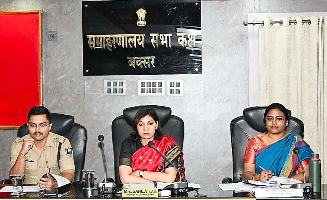 समाहरणालय, बक्सर
(जिला जन संपर्क कार्यालय)
प्रेस विज्ञप्ति:- दिनांक 12 सितम्बर 2026
‘सेवा संकल्प अभियान’ की तैयारियों को लेकर जिला पदाधिकारी श्रीमती साहिला एवं पुलिस अधीक्षक श्री शुभम आर्य ने की बैठक
17 सितम्बर से 17 अक्टूबर 2026 तक आयोजित होने वाले ‘सेवा संकल्प अभियान’ की तैयारियों को लेकर आज जिला पदाधिकारी, बक्सर श्रीमती साहिला एवं पुलिस अधीक्षक, बक्सर श्री शुभम आर्य की अध्यक्षता में बैठक आयोजित की गई।
बैठक में अभियान के सफल एवं प्रभावी क्रियान्वयन, संबंधित विभागों के बीच समन्वय, आमजन तक योजनाओं एवं सेवाओं की पहुंच तथा प्राप्त आवेदनों एवं समस्याओं के त्वरित निष्पादन को लेकर विस्तृत समीक्षा की गई।
जिला पदाधिकारी एवं पुलिस अधीक्षक ने सभी संबंधित पदाधिकारियों को अभियान के दौरान सक्रिय सहभागिता, बेहतर समन्वय एवं संवेदनशीलता के साथ कार्य करने का निर्देश दिया।
जिला प्रशासन द्वारा अभियान को जनसेवा का प्रभावी माध्यम बनाने तथा अधिकाधिक पात्र लोगों को सरकारी योजनाओं एवं सेवाओं का लाभ सुनिश्चित कराने पर विशेष जोर दिया जा रहा है।
जिला जन संपर्क कार्यालय
बक्सर।
@top fans Information & Public Relations Department, Government of Bihar CMO Bihar Samrat Choudhary Buxar Administration Buxar Police जिला प्रशासन बक्सर #IPRDBihar #BuxarNews #buxarcity #buxarjila #bihar #buxar