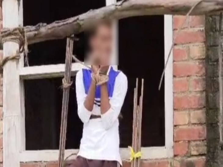 *शाहजहांपुर में सरिया-चोरी करते पकड़े युवक को लोगों ने खंभे से बांधा:* VIDEO में एक व्यक्ति बोला- इसके साथ क्या किया जाए; पुलिस ने हिरासत में लिया, थाना कोतवाली क्षेत्र के साउथ सिटी का वीडियो बताया जा रहा है।