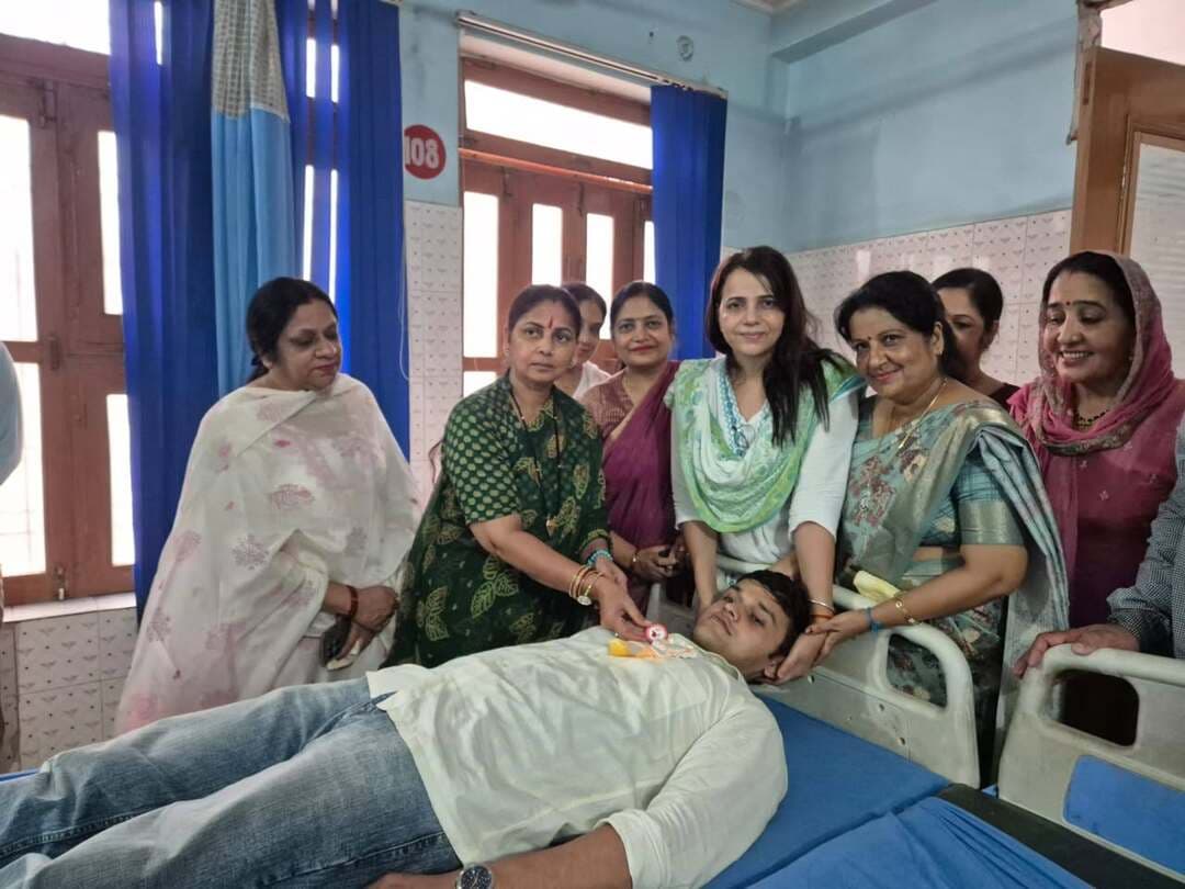 रक्त का कोई विकल्प नहीं, जिंदगी में अवश्य करें रक्तदान: वाइस चेयरपर्सन मीना परमार
रक्त का कोई विकल्प नहीं, रक्त पूर्ति केवल मानव शरीर से संभव - वाइस चेयरपर्सन परमार
सरकार ने दिया महिलाओं को सुरक्षित और भयमुक्त वातावरण: मीना परमार
तोशाम, 12 सितंबर। हरियाणा राज्य महिला आयोग की वाइस चेयरपर्सन मीना परमार ने कहा है कि रक्त का कोई विकल्प नहीं, यह केवल एक व्यक्ति द्वारा दान करने से ही प्राप्त किया जा सकता है। उन्होंने कहा कि विश्व में रक्तदान सब दानों में सबसे बड़ा महादान है और इसका कोई मुकाबला नहीं कर सकता है। वाइस चेयरपर्सन शनिवार को शर्मा नर्सिंग एवं मेटरनिटी होम में स्व.डॉ तरूण शर्मा की की पुण्यतिथि पर आयोजित रक्तदान शिविर के अवसर पर बोल रही थी। इससे पहले उन्होंने रक्तदाताओं को बैज लगाकर व प्रमाण-पत्र देकर प्रोत्साहित किया। कार्यक्रम में एसडीएम संदीप कुमार भी पहुंचे और रक्तदाताओं को बैज लगाकर प्रोत्साहित किया। डॉ तरूण शर्मा वेलफेयर सोसाइटी के प्रधान आदित्य शर्मा व अस्पताल संचालक डॉ प्रोमिला शर्मा व सरपंच राजेश तंवर ने अतिथियों का स्वागत किया।
वाइस चेयरपर्सन मीना परमार ने कहा कि रक्तदान शिविर का आयोजन किया गया है यह सराहनीय है। उन्होंने कहा कि वैज्ञानिक क्षेत्र में काफी तरक्की हो चुकी है। लेकिन रक्त का कोई विकल्प नहीं खोजा जा सकता। दुनिया में ऐसी एक भी लैबोरट्री नहीं है जहां पर रक्त की एक बूंद तैयार की जा सके। रक्त की पूर्ति केवल मानव शरीर से ही संभव है और रक्तदान जो किया जाता है वह लोगों की जिंदगियां बचाने का काम करता है। उन्होंने कहा कि समाज हमारे लिए बहुत कुछ करता है। इस सृष्टि में जिंदा रहने के लिए हमें समाज के लिए बहुत कुछ करना पड़ता है। उस कर्ज को उतारने के लिए सबसे बेहतरीन फार्मूला रक्तदान है।
सरकार ने दिया महिलाओं को सुरक्षित और भयमुक्त वातावरण---
वाइस चेयरपर्सन मीना परमार ने कहा कि महिलाओं को किसी भी प्रकार से घबराने या चिंता करने की जरूरत नहीं है। हरियाणा महिला आयोग हमेशा महिलाओं के साथ खड़ा है और उनके हितों पर कभी आंच नहीं आने दी जाएगी। उन्होंने महिलाओं से आह्वान किया कि यदि उनके साथ किसी भी स्तर पर कोई गलत व्यवहार होता है तो वे उसका विरोध करें। उन्होंने कहा कि महिलाओं को हमेशा निडर रहना चाहिए। परमार ने कहा कि केंद्र व राज्य सरकार महिलाओं को सुरक्षित, सम्मानजनक एवं भयमुक्त वातावरण प्रदान करने के लिए निरंतर कार्य कर रही है। उन्होंने कहा कि महिलाओं की सुरक्षा और उनके अधिकारों की रक्षा सरकार की सर्वोच्च प्राथमिकताओं में शामिल है।
इस अवसर पर डीएजी एडवोकेट परमजीत ढुल
एडवोकेट लोकेश मुदगिल, डॉ संदीप मुदगिल, एडवोकेट सुरेंद्र शर्मा, डॉ कुलदीप भारद्वाज, डॉ अश्वनी बजाज, विनोद बिरड़ा, संजय गुप्ता, अजय भुक्कल, डॉ रणसिंह, डॉ प्रीतम, डॉ मनोज बिडौला, डॉ अनिल बिडौला, राजेन्द्र खरक, राजेश बागनवाला, सुनील दरियापुर, रविन्द्र शर्मा, परमानन्द शर्मा, प्रेमवती मुदगिल, पुनिता गुप्ता, संतोष अग्रवाल, शशी, नीलम, कविता आदि उपस्थित रहे।