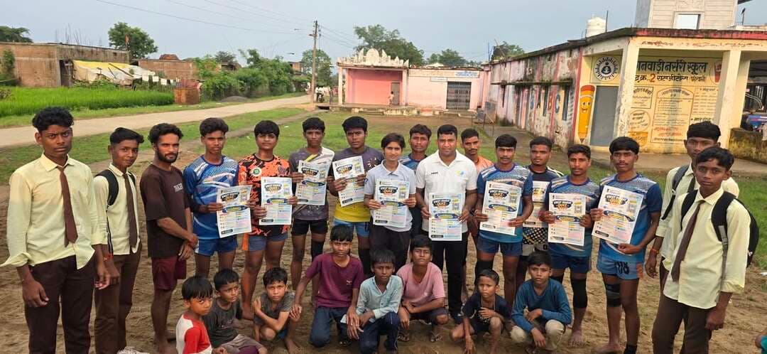 #बालाघाट
विकसित भारत यंग लीडर्स डायलॉग 2027 को लेकर जागरूकता एवं पंजीयन अभियान
विकसित भारत यंग लीडर्स डायलॉग क्विज़-2027 को लेकर जिला खेल एवं युवा कल्याण विभाग तथा माय भारत बालाघाट द्वारा जिले में व्यापक जागरूकता एवं पंजीयन अभियान चलाया जा रहा है। जिला स्तर एवं विकासखंड स्तर पर खिलाड़ियों, विद्यालय एवं महाविद्यालय के छात्र-छात्राओं, खेल क्लबों, लाइब्रेरी तथा बस स्टेशन सहित विभिन्न स्थानों पर युवाओं को अभियान से जोड़ने के लिए प्रचार-प्रसार किया जा रहा है।
जिला खेल अधिकारी राहुल बारेसा ने बताया कि अभियान के तहत विकासखंड लालबर्रा में विभिन्न खेलों में प्रशिक्षण प्राप्त कर रहे खिलाड़ियों को विकसित भारत यंग लीडर्स डायलॉग के संबंध में विस्तृत जानकारी दी जा रही है। उन्होंने युवाओं से अधिक से अधिक संख्या में इस राष्ट्रीय पहल से जुड़ने की अपील की।
खेल अधिकारी ने बताया कि विकसित भारत यंग लीडर्स डायलॉग क्विज़-2027 (VBYLD QUIZ-2027) केवल एक प्रतियोगिता नहीं, बल्कि युवाओं के लिए देश के सामने अपने विचार और विजन रखने तथा अपने जिले और राज्य का प्रतिनिधित्व करने का महत्वपूर्ण राष्ट्रीय मंच है। उन्होंने बताया कि 15 से 29 वर्ष की आयु के युवा Mera Yuva Bharat (MY Bharat) पोर्टल पर पंजीकरण कर #VBYLD_QUIZ_2027 में बढ़-चढ़कर भाग ले सकते हैं तथा विकसित भारत 2047 के निर्माण में अपनी भागीदारी सुनिश्चित कर सकते हैं।
इस अवसर पर ब्लॉक युवा समन्वयक लव पटेल नगपुरे ने युवाओं को विकसित भारत यंग लीडर्स डायलॉग (VBYLD) के बारे में जानकारी देते हुए बताया कि यह भारत सरकार के युवा कार्यक्रम एवं खेल मंत्रालय और माय भारत की एक प्रमुख युवा पहल है। इसका उद्देश्य युवाओं को नेतृत्व, संवाद, नवाचार एवं राष्ट्र निर्माण से जोड़ना तथा विकसित भारत 2047 के लिए उनके विचारों एवं समाधानों को सामने लाना है।
उन्होंने उपस्थित युवाओं को अधिक से अधिक संख्या में पंजीयन कराने के लिए प्रेरित किया। अभियान के माध्यम से युवाओं में नेतृत्व क्षमता विकसित करने, राष्ट्र निर्माण में उनकी भागीदारी बढ़ाने तथा विकसित भारत के संकल्प से जोड़ने का प्रयास किया जा रहा है।
#CMMadhyaPradesh #JansamparkMP
#SportsywCg #VBYLD_QUIZ_2027 #VBYLD