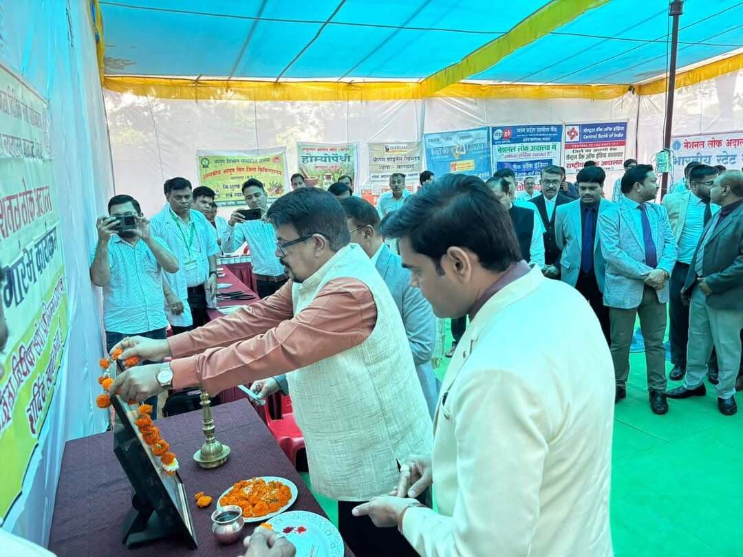 #बालाघाट
नेशनल लोक अदालत का सफल आयोजन, 1434 प्रकरणों का हुआ निराकरण
राष्ट्रीय विधिक सेवा प्राधिकरण, नई दिल्ली एवं राज्य विधिक सेवा प्राधिकरण, जबलपुर के निर्देशानुसार तथा प्रधान जिला एवं सत्र न्यायाधीश/अध्यक्ष जिला विधिक सेवा प्राधिकरण बालाघाट श्री प्राणेश कुमार प्राण के कुशल मार्गदर्शन में शनिवार, 12 सितंबर 2026 को जिले में नेशनल लोक अदालत का सफल आयोजन किया गया। लोक अदालत में कुल 1545 प्रकरण प्रस्तुत किए गए, जिनमें से 1434 प्रकरणों का निराकरण करते हुए कुल 4 करोड़ 79 लाख 5 हजार 609 रुपये की अवार्ड राशि निर्धारित की गई।
नेशनल लोक अदालत के आयोजन को सफल बनाने के लिए प्रधान जिला एवं सत्र न्यायाधीश श्री प्राणेश कुमार प्राण द्वारा समस्त विभागों के अधिकारियों एवं न्यायाधीशगण की बैठक लेकर आवश्यक दिशा-निर्देश दिए गए तथा समय-समय पर प्रोत्साहित एवं निरंतर समीक्षा की गई।
नेशनल लोक अदालत का शुभारंभ प्रधान जिला एवं सत्र न्यायाधीश श्री प्राणेश कुमार प्राण के कर-कमलों से विशेष न्यायाधीश (एट्रोसिटी) श्री रघुवीर प्रसाद पटेल, प्रथम जिला न्यायाधीश श्री गौतम सिंह मरकाम, द्वितीय जिला न्यायाधीश श्री डी.एन. सिंह, प्रथम जिला न्यायाधीश के अतिरिक्त जिला न्यायाधीश श्रीमती तबस्सुम खान, मुख्य न्यायिक मजिस्ट्रेट श्री मनीष सिंह, सचिव जिला विधिक सेवा प्राधिकरण श्री सतीश शर्मा सहित न्यायिक मजिस्ट्रेटगण एवं अन्य गणमान्य अतिथियों की उपस्थिति में किया गया।
इस अवसर पर प्रधान जिला एवं सत्र न्यायाधीश श्री प्राणेश कुमार प्राण एवं न्यायाधीश व सचिव जिला विधिक सेवा प्राधिकरण बालाघाट श्री सतीश शर्मा द्वारा जिला न्यायालय बालाघाट में आयोजित लोक अदालत का भ्रमण कर व्यवस्थाओं का अवलोकन किया गया। जिला न्यायालय परिसर में जिला आयुष विभाग के सहयोग से स्वास्थ्य परीक्षण शिविर भी लगाया गया, जिसमें पक्षकारों, अधिवक्ताओं एवं कर्मचारियों का स्वास्थ्य परीक्षण किया गया तथा 200 से अधिक व्यक्तियों को दवाइयों का वितरण किया गया।
लोक अदालत के दौरान प्रधान जिला एवं सत्र न्यायाधीश श्री प्राणेश कुमार प्राण द्वारा श्रवण बाधित बालकों को कान की मशीन का वितरण किया गया। साथ ही वैवाहिक विवाद संबंधी एक प्रकरण का राजीनामा के माध्यम से निराकरण कर पक्षकारों को फलदार एवं छायादार पौधों का वितरण किया गया।
नेशनल लोक अदालत में प्रकरणों के निराकरण के लिए जिला न्यायालय बालाघाट में 13 खंडपीठ, सिविल न्यायालय बैहर में 3 खंडपीठ, सिविल न्यायालय कटंगी में 1 खंडपीठ, सिविल न्यायालय लांजी में 1 खंडपीठ तथा सिविल न्यायालय वारासिवनी में 7 खंडपीठों का गठन किया गया। इस प्रकार संपूर्ण जिले में कुल 25 न्यायिक खंडपीठों का गठन किया गया।
लोक अदालत में आपराधिक शमनीय प्रकरण, पराक्राम्य अधिनियम की धारा 138 के अंतर्गत प्रकरण, बैंक/मनी रिकवरी मामले, एम.ए.सी.टी. प्रकरण, वैवाहिक प्रकरण, श्रम विवाद, भूमि अधिग्रहण, जल कर एवं विद्युत चोरी सहित शमनीय प्रकरण तथा विभिन्न दीवानी मामलों का निराकरण किया गया। इसके अलावा प्री-लिटिगेशन के अंतर्गत बैंक रिकवरी, विद्युत एवं जल कर/बिल संबंधी शमनीय प्रकरण, आपराधिक शमनीय, वैवाहिक एवं दीवानी प्रकरण भी निराकरण हेतु रखे गए।
#CMMadhyaPradesh #JansamparkMP #minlaw5 #socialwelfaremp