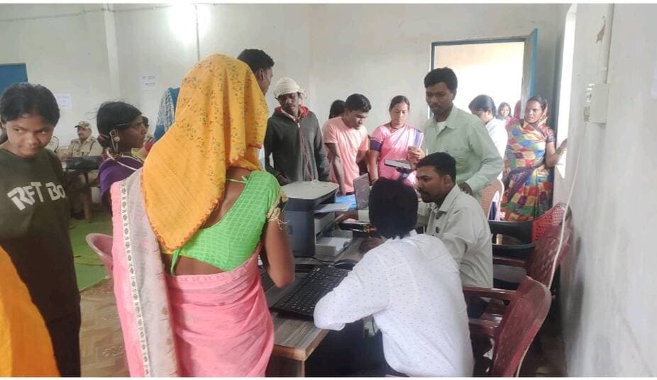 #बालाघाट
प्रभावित गांवों में स्वास्थ्य सेवाओं का लगातार विस्तार, 20,838 बच्चों का टीकाकरण पूर्ण
प्रभावित ग्रामों में जिला प्रशासन द्वारा स्वास्थ्य, स्वच्छता, पोषण और जन-जागरूकता से जुड़े कार्य लगातार किए जा रहे हैं। स्वास्थ्य विभाग की टीमें घर-घर पहुंचकर लोगों की स्क्रीनिंग, स्वास्थ्य परीक्षण, दवा वितरण एवं उपचार की कार्यवाही कर रही हैं। अब तक 6,560 लोगों की जांच की गई, जिसमें विभिन्न बीमारियों से पीड़ित 1,167 मरीज पाए गए। इनमें 453 मरीजों का अस्पताल में तथा 677 मरीजों का घर पर ही उपचार कर उन्हें स्वस्थ किया गया है। अब तक कुल 458 सत्रों में 20,838 बच्चों का टीकाकरण किया जा चुका है।
महिला एवं बाल विकास विभाग द्वारा प्रभावित ग्रामों में आंगनबाड़ी केंद्रों की साफ-सफाई के साथ बच्चों को समय पर भोजन उपलब्ध कराने की व्यवस्था सुनिश्चित की जा रही है। विकासखंड बैहर के 6 ग्रामों के 20 तथा विकासखंड बिरसा के 16 ग्रामों के 13 आंगनबाड़ी केंद्रों में साफ-सफाई कराई गई। बिरसा के 33 आंगनबाड़ी केंद्रों में 242 बच्चों को भोजन दिया गया। इसी प्रकार बैहर के 20 आंगनबाड़ी केंद्रों में 305 तथा बिरसा के 33 आंगनबाड़ी केंद्रों में 112 महिलाओं एवं बच्चों को घर पर भोजन पहुंचाया गया। बैहर के 1 आंगनबाड़ी केंद्र में 6 तथा बिरसा के 33 आंगनबाड़ी केंद्रों में बच्चों, गर्भवती महिलाओं एवं धात्री माताओं को टेक होम राशन (THR) का प्रदाय किया गया।
लोक स्वास्थ्य यांत्रिकी विभाग द्वारा प्रभावित क्षेत्रों में पेयजल स्रोतों की स्वच्छता और सुरक्षा के लिए लगातार कार्य किया जा रहा है। विकासखंड बिरसा के मछुरदा ग्राम में 2 स्थानों पर ब्लीचिंग पाउडर का छिड़काव किया गया तथा 4 हैंडपंपों का क्लोरीनेशन किया गया। इसके अलावा बैहर के कोंगेवानी, पाथरी एवं हट्टा में 10 हैंडपंप तथा बिरसा के झामुल, जयसिंहटोला, लालपुर, सुन्दरवाही एवं अकलपुर में 56 हैंडपंपों का क्लोरीनेशन किया गया। बैहर के झामुल ग्राम में 10 जल स्रोतों से पानी के नमूने भी संग्रहित किए गए। जल स्रोतों की व्यवस्था बेहतर बनाने के लिए बैहर के हट्टा में 1 हैंडपंप तथा बिरसा के झामुल एवं अकलपुर में 2 हैंडपंपों का सुधार कार्य किया गया।
पंचायत एवं ग्रामीण विकास विभाग द्वारा प्रभावित ग्रामों में जल स्रोतों के आसपास सफाई, दवा छिड़काव, गड्ढों को भरने तथा सड़क मार्ग की सफाई जैसे कार्य कराए जा रहे हैं। 11 सितंबर को बिरसा विकासखंड के 1 ग्राम में 2 नालियों की सफाई की गई। इसी प्रकार बिरसा के 1 ग्राम में 2 स्थानों पर डार्क स्पॉट की सफाई का कार्य किया गया।
विकासखंड बैहर के प्रभावित ग्राम जगला (तबलूटोला) में बैगा परिवारों को आवश्यक सामग्री की किट वितरित की गई। किट में मच्छरदानी, कपड़े, मॉस्किटो रिपेलेंट क्रीम, आवश्यक दवाइयां, मल्टीविटामिन एवं ओआरएस पैकेट शामिल थे। ग्राम जगला (तबलूटोला) में कुल 52 बैगा परिवारों को यह किट प्रदान की गई।
समाजसेवी संस्था PRADAN के सहयोग से कुंडेकसा, बोंदारी और कोमो में सोलर लिफ्ट सिंचाई (SLI) इकाइयों का परीक्षण एवं हस्तांतरण किया गया। इन इकाइयों के तैयार होने से प्रभावित क्षेत्र में कृषि गतिविधियों को बढ़ावा मिलने के साथ किसानों की सिंचाई सुविधा और आजीविका को मजबूती मिलेगी।
कुंडेकसा में स्थापित SLI इकाई में 5 HP की मोटर है, जिससे 17 बैगा किसानों की 18 एकड़ कृषि भूमि में सिंचाई की सुविधा मिलेगी। बोंदारी की SLI इकाई से 2 बैगा किसानों की 2 एकड़ भूमि की सिंचाई हो सकेगी। वहीं, कोमो में 10 HP मोटर वाली SLI इकाई 13 किसानों की 24 एकड़ भूमि में सिंचाई की सुविधा उपलब्ध कराएगी।
इन सभी इकाइयों को अब सिंचाई के लिए उपयोग किए जाने हेतु तैयार कर दिया गया है। इनके माध्यम से कृषि उत्पादन में सुधार, खेती को बढ़ावा देने और किसानों की आजीविका को बेहतर बनाने में मदद मिलेगी।
#CMMadhyaPradesh #healthminmp #minphemp #WelfareTribal #mp_wcdmp #JansamparkMP #minprdd #minmpkrishi #minforestmp
