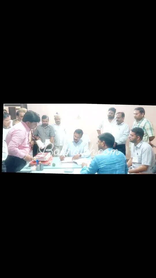 #बहराइच नवांगतुक डीएम राजेश कुमार पांडे ने संभाला कार्य भार, बोले शिक्षा, चिकित्सा, स्वास्थ्य सेवाओं पर रहेगी नजर, अधिकारियों संग बैठक कर कही ये बड़ी बात
#बहराइच #bahraich #bahraichup40 #Bahraichnews #BreakingNews #ब्रेकिंग #newsfeed #NewsUpdate #जालौन #jalaun #jalaunnews #DMBahraich #SPBahraich @top fans Bahraich.Com Bahraich Police UP Police Dr. Anand Kumar Gond Yasar Shah MYogiAdityanath Brijesh Pandey