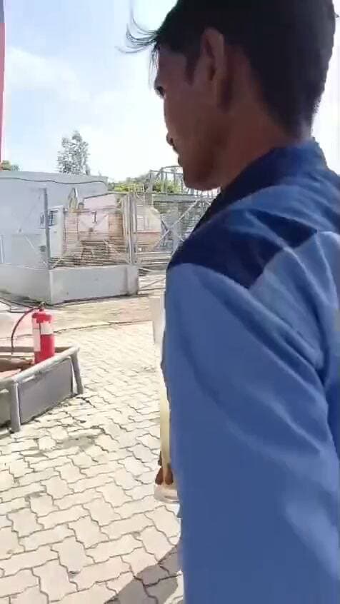 рдмрдШреМрд▓реА рдХреЗ рдкреЗрдЯреНрд░реЛрд▓ рдкрдВрдк рдкрд░ рдкреЗрдЯреНрд░реЛрд▓ рдХреА рдЬрдЧрд╣ рдирд┐рдХрд▓рд╛ 90% рдкрд╛рдиреА, рдЧреНрд░рд╛рд╣рдХреЛрдВ рдореЗрдВ рд╣рдВрдЧрд╛рдорд╛; рд╡реАрдбрд┐рдпреЛ рд╡рд╛рдпрд░рд▓
рд╣рд░рджреЛрдИред рдмрдШреМрд▓реА рдЪреМрд░рд╛рд╣рд╛ рд╕реНрдерд┐рдд рдПрдЪрдкреА рдкреЗрдЯреНрд░реЛрд▓ рдкрдВрдк рдкрд░ рдкреЗрдЯреНрд░реЛрд▓ рдореЗрдВ рднрд╛рд░реА рдорд╛рддреНрд░рд╛ рдореЗрдВ рдкрд╛рдиреА рдорд┐рд▓рдиреЗ рдХрд╛ рдорд╛рдорд▓рд╛ рд╕рд╛рдордиреЗ рдЖрдпрд╛ рд╣реИред рджрд╛рд╡рд╛ рдХрд┐рдпрд╛ рдЬрд╛ рд░рд╣рд╛ рд╣реИ рдХрд┐ рдкреЗрдЯреНрд░реЛрд▓ рдХреЗ рдмрдЬрд╛рдп рдХрд░реАрдм 90 рдкреНрд░рддрд┐рд╢рдд рдкрд╛рдиреА рдирд┐рдХрд▓рдиреЗ рд╕реЗ рдЧреНрд░рд╛рд╣рдХреЛрдВ рдореЗрдВ рд╣рдбрд╝рдХрдВрдк рдордЪ рдЧрдпрд╛ рдФрд░ рдкреЗрдЯреНрд░реЛрд▓ рдкрдВрдк рдкрд░ рд╣рдВрдЧрд╛рдорд╛ рд╢реБрд░реВ рд╣реЛ рдЧрдпрд╛ред
рдорд╛рдорд▓реЗ рдХрд╛ рд╡реАрдбрд┐рдпреЛ рд╕реЛрд╢рд▓ рдореАрдбрд┐рдпрд╛ рдкрд░ рд╡рд╛рдпрд░рд▓ рд╣реЛ рд░рд╣рд╛ рд╣реИред рд╡реАрдбрд┐рдпреЛ рдореЗрдВ рдкреЗрдЯреНрд░реЛрд▓ рдореЗрдВ рдкрд╛рдиреА рдорд┐рд▓рдиреЗ рдХреЛ рд▓реЗрдХрд░ рд▓реЛрдЧреЛрдВ рдореЗрдВ рдирд╛рд░рд╛рдЬрдЧреА рджрд┐рдЦрд╛рдИ рджреЗ рд░рд╣реА рд╣реИред рдЖрд░реЛрдк рд╣реИ рдХрд┐ рдкреЗрдЯреНрд░реЛрд▓ рдкрдВрдк рд╕реЗ рдИрдВрдзрди рд▓реЗрдиреЗ рдХреЗ рдмрд╛рдж рдпрд╣ рд╕рдорд╕реНрдпрд╛ рд╕рд╛рдордиреЗ рдЖрдИред
рдШрдЯрдирд╛ рдХреА рдЬрд╛рдирдХрд╛рд░реА рд╕рд╛рдордиреЗ рдЖрдиреЗ рдХреЗ рдмрд╛рдж рдкреЗрдЯреНрд░реЛрд▓ рдкрдВрдк рдХреА рд╡реНрдпрд╡рд╕реНрдерд╛ рдФрд░ рдИрдВрдзрди рдХреА рдЧреБрдгрд╡рддреНрддрд╛ рдХреЛ рд▓реЗрдХрд░ рд╕рд╡рд╛рд▓ рдЙрда рд░рд╣реЗ рд╣реИрдВред рд╣рд╛рд▓рд╛рдВрдХрд┐, рдкреЗрдЯреНрд░реЛрд▓ рдореЗрдВ рдкрд╛рдиреА рдХреА рд╡рд╛рд╕реНрддрд╡рд┐рдХ рдорд╛рддреНрд░рд╛ рдФрд░ рдЗрд╕рдХреА рд╡рдЬрд╣ рдХреА рдЖрдзрд┐рдХрд╛рд░рд┐рдХ рдкреБрд╖реНрдЯрд┐ рдЬрд╛рдВрдЪ рдХреЗ рдмрд╛рдж рд╣реА рд╣реЛ рд╕рдХреЗрдЧреАред
#PetrolPump #WaterInPetrol #Hardoi #Baghauli #HPPetrolPump #FuelAdulteration #PetrolScam #Customers #PoliceAction #BreakingNews #UPNews #HardoiNews #FuelCrisis #NewsUpdate