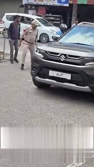 दौलतपुर ।। #una ।। उना जिला के दौलतपुर में पुलिस नाका तोड़कर भागी ब्रेजा कार, लोगों को कुचलने की कोशिश का आरोप, वीडियो हुआ वायरल