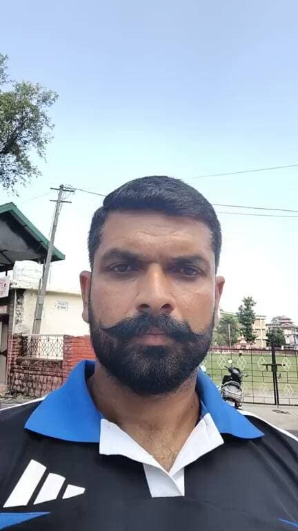 देहरा ।। News123 ।। वायरल वीडियो ।। देहरा के विशाल परमार ने सोशल मीडिया के माध्यम से सवाल उठाते हुए कहा है कि बाजार में सीवरेज चेंबर लीक होने से चारों तरफ गंदगी और बदबू का आलम है। राहगीरों और दुकानदारों का सांस लेना दूभर हो चुका है। विभाग केवल मूकदर्शक बना रहेगा या समय रहते इस पर कोई ठोस कार्रवाई होगी? जनता की सेहत से खिलवाड़ बंद हो!
#DehraNews
#JalShaktiVibhag
#CivicIssues
#CleanHimachal
#DehraAdministration
CMO Himachal Kamlesh Thakur INC Dehra
