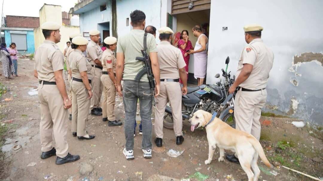 पिंजौर के मढ़ावाला में पंचकूला पुलिस का ऑपरेशन क्लीन-अप: स्निफर डॉग्स के साथ 11 स्पेशल टीमों के 80 जवानों ने 340 घरों व झुग्गियों को खंगाला, 46 मोटरसाइकिल बरामद, 6 संदिग्ध हिरासत में
किरयाना की दुकानों में मिले भांग/सुल्फा जैसे प्रतिबंधित नशीले पदार्थ भी जब्त, 340 घरों में रह रहे किराएदारों का सत्यापन
पुलिस कमिश्नर पंकज नैन - किसी भी क्षेत्र में संदिग्ध गतिविधियों को पनपने नहीं देंगे, पंचकूला पुलिस की लगातार कार्रवाई से जमीनी स्तर पर दिख रहे परिणाम, अवैध नशीले पदार्थों की जब्ती और वाहनों की जांच रहेगी जारी
पंचकूला/ 12 सितंबर :-पंचकूला में कानून व्यवस्था को और अधिक मजबूत बनाने तथा असामाजिक एवं संदिग्ध गतिविधियों पर प्रभावी अंकुश लगाने के उद्देश्य से पंचकूला पुलिस द्वारा लगातार विशेष चेकिंग, सर्च एवं सत्यापन अभियान चलाए जा रहे हैं। पुलिस कमिश्नर आईपीएस पंकज नैन के सख्त निर्देशों पर पुलिस की टीमें ऐसे क्षेत्रों पर विशेष निगरानी रख रही हैं, जहां बड़ी संख्या में किराएदार, कामकाजी लोग तथा बाहरी व्यक्ति निवास करते हैं। इसी कड़ी में डीसीपी पंचकूला आईपीएस अदिति सिंह तथा डीसीपी क्राइम एंड ट्रैफिक आईपीएस अमरिंदर सिंह के नेतृत्व और एसीपी क्राइम अमन कुमार की अगुवाई में आज सुबह-सुबह पिंजौर थाना क्षेत्र के मढ़ावाला स्थित वर्मा कॉलोनी, बिहारी कॉलोनी और बंगला कॉलोनी में व्यापक सर्च ऑपरेशन चलाया गया।
पुलिस कमिश्नर आईपीएस पंकज नैन के अनुसार इस अभियान में एचएपी रिजर्व फोर्स, क्राइम ब्रांच की सभी टीमें, पिंजौर थाना तथा मढ़ावाला चौकी की 11 टीमों के 80 जवानों ने स्निफर डॉग्स की मदद से संदिग्ध व्यक्तियों, वाहनों और संभावित एनडीपीएस संबंधी गतिविधियों की गहनता से जांच की।
सर्च ड्राइव के दौरान हमारी टीमों ने 46 संदिग्ध मोटरसाइकिलें कब्जे में लीं, जिनमें से 17 बिना नंबर प्लेट की पाई गईं। इसके साथ ही 6 संदिग्ध व्यक्तियों को हिरासत में लिया गया। कार्रवाई के दौरान क्षेत्र की किरयाना की दुकानों एवं पानवाड़ी प्रतिष्ठानों की भी तलाशी ली गई, जहां से भारी मात्रा में कूल लिप और संदिग्ध भांग/सुलफा जैसे तंबाकू व नशीले उत्पाद बरामद किए गए, जिस बारे दुकानदारो को सख्त हिदायत दी गई है व उनके स्त्रोतों का भी पता कर नियमानुसार कार्रवाई अमल में लाई जा रही है।
पुलिस कमिश्नर आईपीएस पंकज नैन ने आगे बताया कि आपराधिक व असामाजिक गतिविधियों की आशंका वाले ऐसे सभी इलाकों को लगातार खंगाला जा रहा है, जिसकी शुरुआत कुछ दिन पहले एमडीसी क्षेत्र के सकेतड़ी से की गई थी। अभियान के तहत बाहरी व स्थानीय निवासियों का डेटा एकत्र कर संदिग्धों से पूछताछ की जा रही है और अवैध नशीले व प्रतिबंधित पदार्थों तथा संदिग्ध वाहनों को जब्त किया जा रहा है। इस दौरान पुलिस टीमों ने लगभग 340 घरों में रह रहे किराएदारों की सत्यापन प्रक्रिया को आगे बढ़ाया और बिना पुलिस वेरिफिकेशन पाए गए किराएदारों के मकान मालिकों पर नियमानुसार आगामी कार्रवाई शुरू कर दी है, ताकि कोई भी किराए की आड़ में अवैध गतिविधियों को अंजाम न दे सके।
पंचकूला पुलिस ने आमजन से अपील की है कि वे किसी भी व्यक्ति को किराए पर रखने या काम पर लगाने से पहले पुलिस सत्यापन अवश्य करवाएं तथा किसी भी संदिग्ध व्यक्ति, वाहन या नशीले पदार्थ की सूचना तुरंत पुलिस को दें।
#panchkulanews #panchkula #panchkulasocialmedia