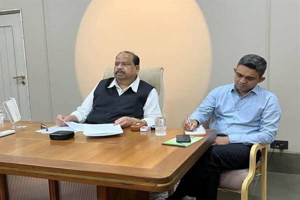 सेवा संकल्प अभियान का श्रीगणेश दीप प्रज्ज्वलन एवं झिलमिल रोशनी के साथ भव्यता से करें।
वीडियो कान्फ्रेंस में समीक्षा के साथ दिए आवश्यक निर्देश
भोपाल जिले के प्रभारी एवं एमएसएमई मंत्री श्री चेतन्य कुमार काश्यप ने अधिकारियों को निर्देशित किया है कि वे आगामी 17 सितम्बर को दीप प्रज्ज्वलन और आकर्षक रंगारंग रोशनी के साथ 'सेवा संकल्प अभियान' का भव्य शुभारंभ करें। नगरीय क्षेत्रों के साथ ग्रामीण क्षेत्रों के प्रमुख स्थानों एवं चौराहों को दीयों से प्रकाशित करें। प्रधानमंत्री नरेन्द्र मोदी के जन्म स्थान बडनगर (गुजरात) से आने वाली यात्रा की अगवानी बड़े उत्साह और उमंग से होना चाहिए।
प्रधानमंत्री नरेन्द्र मोदी के जन्म दिवस 17 सितम्बर से 17 अक्टूबर तक संपूर्ण देश और प्रदेश के साथ भोपाल जिले में भी सेवा संकल्प अभियान चलाया जायेगा। उन्होंने कहा कि प्रमुख प्रोजेक्ट जैसे मेट्रो रेल और महत्वपूर्ण योजना स्थलों और ऐतिहासिक एवं प्रशासनिक इमारतें जैसे राजभवन, मिन्टों हॉल, इंदिरा विधानभवन, वल्लभ भवन, सतपुड़ा, विंध्याचल और झीलों-तालाबों के आस-पास के इलाके रोशनी से जगमग होना चाहिए।
एमएसएमई मंत्री श्री काश्यप ने 'सेवा संकल्प अभियान' के तहत आयोजित होने वाले कार्यक्रमों और सेवा प्रकल्पों तथा नोडल अधिकारियों की जानकारी साझा की। अभियान के तहत कुल 13 राष्ट्रव्यापी गतिविधियां संचालित की जाएंगी।
इस वीडियों कान्फ्रेंसिंग का संचालन कलेक्टर भोपाल श्री प्रियंक मिश्रा ने किया। प्रजेन्टेशन जिला पंचायत सीईओं सुश्री इला तिवारी ने किया। समीक्षा में सांसद आलोक शर्मा, विधायक सर्वश्री भगवानदास सबनानी एवं विष्णु खत्री के अलावा महापौर श्रीमती मालती राय, भोपाल जिला अध्यक्ष रवीन्द्र यती, जिला पंचायत अध्यक्ष और जनपद पंचायत अध्यक्षों ने सहभागिता की।<nis:link nis:type=tag nis:id=jansampark nis:value=jansampark nis:enabled=true nis:link/> <nis:link nis:type=tag nis:id=ratlam nis:value=ratlam nis:enabled=true nis:link/>
<nis:link nis:type=tag nis:id=madhyapradesh nis:value=MadhyaPradesh nis:enabled=true nis:link/>