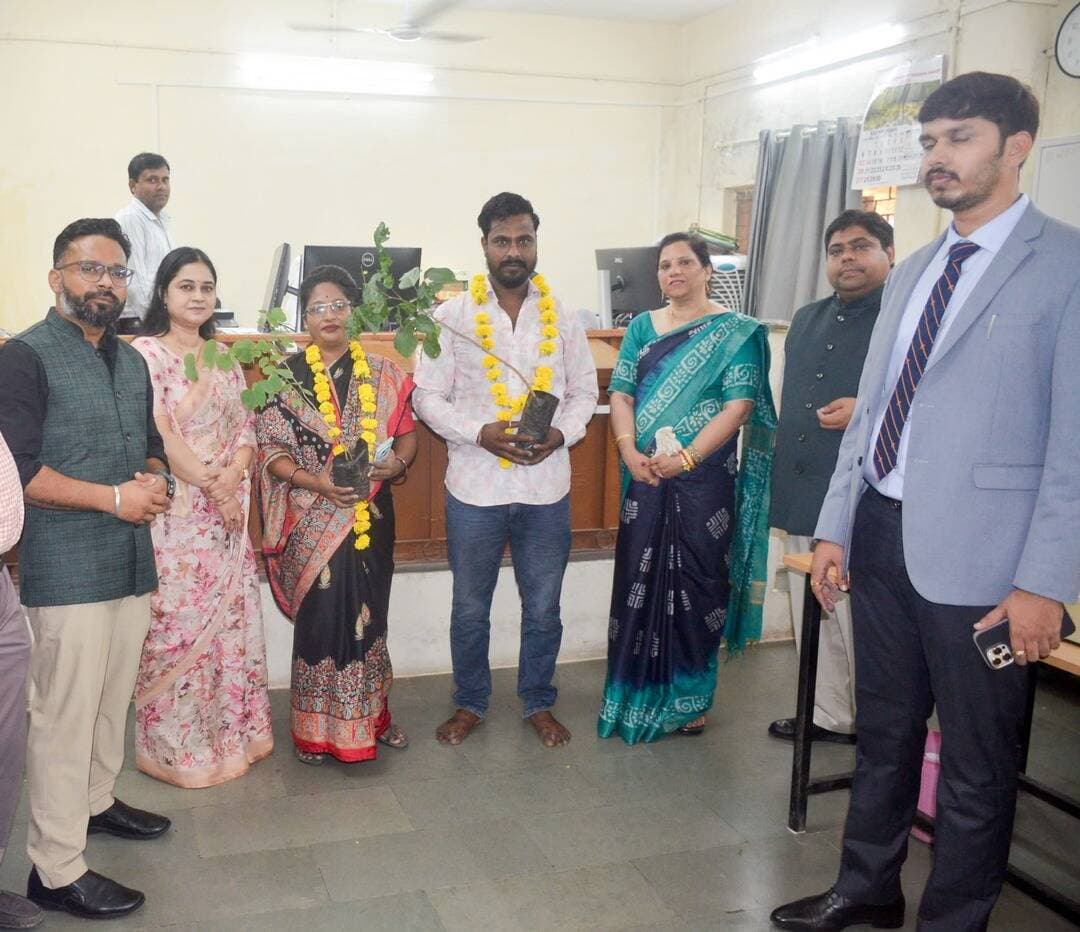 "न्यायालय की संवेदनशील पहल से पांच वर्ष का अलगाव समाप्त, पति-पत्नी फिर हुए एक
नेशनल लोक अदालत केवल लंबित प्रकरणों के निराकरण का माध्यम नहीं है, बल्कि आपसी विवादों को संवाद, समझ और समझौते के माध्यम से समाप्त कर परिवारों को फिर से जोड़ने का भी सशक्त माध्यम बन रही है। रतलाम में आयोजित नेशनल लोक अदालत में ऐसा ही भावनात्मक और प्रेरणादायी उदाहरण सामने आया, जहां न्यायालय की सक्रिय पहल से लगभग पांच वर्ष से अलग रह रहे पति-पत्नी ने अपने मतभेद भुलाकर पुनः साथ जीवन बिताने का निर्णय लिया।
प्रकरण में पति-पत्नी वर्ष 2017 में विवाह बंधन में बंधे थे और उन्हें दो संतानें हैं। पारिवारिक मतभेद एवं अन्य कारणों से दोनों के बीच विवाद बढ़ गया और वे अलग रहने लगे। वर्ष 2022 में पत्नी द्वारा पति एवं अन्य परिजनों के विरुद्ध मारपीट, क्रूरता एवं आपराधिक अभित्रास से संबंधित प्रकरण दर्ज कराया गया।
न्यायालय श्रीमती सपना शर्मा, रतलाम द्वारा प्रकरण में संवेदनशील एवं सक्रिय पहल करते हुए दोनों पक्षों के बीच संवाद स्थापित किया गया। फरवरी माह से ही समझौते की संभावनाओं पर प्रयास किए गए तथा दोनों को अपने वैवाहिक संबंध को पुनः स्थापित करने के लिए प्रेरित किया गया। नेशनल लोक अदालत के पूर्व आयोजित प्री-सिटिंग में विशेष काउंसलिंग के माध्यम से भी दोनों पक्षों को समझौते के लिए समझाया गया।
निरंतर परामर्श और सकारात्मक संवाद का परिणाम यह रहा कि पति-पत्नी ने अपने विवाद को समाप्त कर पुनः साथ रहने का निर्णय लिया। नेशनल लोक अदालत में दोनों पक्षों ने उपस्थित होकर कहा कि अब उनके बीच कोई विवाद नहीं है और वे मधुर वैवाहिक जीवन साथ-साथ व्यतीत करना चाहते हैं।
इस अवसर पर दोनों ने एक-दूसरे को माला पहनाई और नई शुरुआत के लिए शुभकामनाएं दीं। प्रधान जिला एवं सत्र न्यायाधीश एवं अध्यक्ष जिला विधिक सेवा प्राधिकरण द्वारा दोनों को सकुशल उनके नए जीवन के लिए रवाना किया गया। इस प्रकरण में पीठासीन अधिकारी एवं दोनों पक्षों के अधिवक्ताओं की भी महत्वपूर्ण भूमिका रही।
तीन वर्ष पुराने मोटर दुर्घटना दावा प्रकरण में वरिष्ठ नागरिकों को मिला 32 लाख रुपये का प्रतिकर
नेशनल लोक अदालत में न्यायालय श्री राजेश नामदेव, सप्तम मोटर दावा दुर्घटना अधिकरण, रतलाम में लगभग तीन वर्ष पुराने मोटर दुर्घटना दावा प्रकरण का भी आपसी राजीनामे से निराकरण हुआ।
प्रकरण में आवेदकगण वरिष्ठ नागरिक थे और उनके पुत्र की मृत्यु हो चुकी थी। लंबे समय से लंबित प्रकरण में दोनों पक्षों के मध्य आपसी सहमति एवं राजीनामा होने के बाद नेशनल लोक अदालत में न्यायालय द्वारा आदेश पारित किया गया। इसके तहत बीमा कंपनी द्वारा आवेदकगण को 32 लाख रुपये का प्रतिकर प्रदान किया जाएगा।
नेशनल लोक अदालत के माध्यम से एक ओर जहां वर्षों से अलग रह रहे पति-पत्नी पुनः साथ आए, वहीं दूसरी ओर वरिष्ठ नागरिकों को लंबे समय से लंबित प्रकरण में 32 लाख रुपये का प्रतिकर प्राप्त हुआ। ये दोनों प्रकरण लोक अदालत की उस भावना को साकार करते हैं, जिसमें न्याय के साथ समझौता, समाधान के साथ संतोष और विवाद के स्थान पर सौहार्द को प्राथमिकता दी जाती है।
<nis:link nis:type=tag nis:id=jansampark nis:value=jansampark nis:enabled=true nis:link/> <nis:link nis:type=tag nis:id=ratlam nis:value=ratlam nis:enabled=true nis:link/>
<nis:link nis:type=tag nis:id=madhyapradesh nis:value=MadhyaPradesh nis:enabled=true nis:link/>