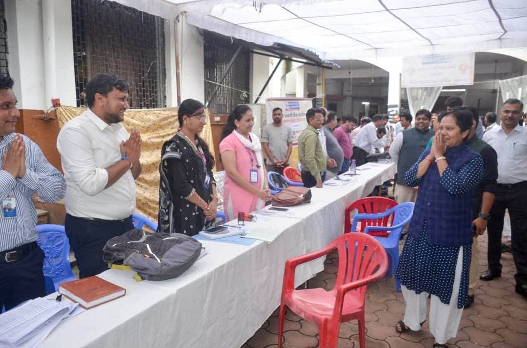नेशनल लोक अदालत में 1821 प्रकरणों का निराकरण, 9.87 करोड़ रुपये से अधिक के अवार्ड पारित
37 खण्डपीठों में हुई सुनवाई, लगभग 2500 व्यक्ति लाभान्वित
राष्ट्रीय विधिक सेवा प्राधिकरण, नई दिल्ली (नालसा) एवं राज्य विधिक सेवा प्राधिकरण, जबलपुर के निर्देशानुसार शनिवार को जिला न्यायालय रतलाम के ए.डी.आर. भवन में नेशनल लोक अदालत का आयोजन किया गया। प्रधान जिला एवं सत्र न्यायाधीश एवं अध्यक्ष जिला विधिक सेवा प्राधिकरण सुश्री नीना आशापुरे ने मां सरस्वती की प्रतिमा पर माल्यार्पण एवं दीप प्रज्ज्वलित कर लोक अदालत का शुभारंभ किया।
नेशनल लोक अदालत में सम्पूर्ण जिले में गठित 37 खण्डपीठों के माध्यम से न्यायालय में लंबित समझौता योग्य 2052 प्रकरणों में से 1821 प्रकरणों का निराकरण किया गया। इन प्रकरणों में लगभग 2500 व्यक्ति लाभान्वित हुए तथा कुल 9 करोड़ 87 लाख 77 हजार 575 रुपये के अवार्ड पारित किए गए।
मोटर दुर्घटना दावा प्रकरणों में 89 मामलों का निराकरण करते हुए 4 करोड़ 9 लाख 35 हजार रुपये के अवार्ड पारित किए गए। ट्रैफिक चालान के 728 मामलों का निराकरण कर कुल 1 लाख 47 हजार 700 रुपये की राशि जमा कराई गई। उपभोक्ता फोरम के 5 लंबित प्रकरणों का भी निराकरण किया गया, जिनमें 19 लाख 37 हजार 252 रुपये के अवार्ड पारित किए गए।
प्री-लिटिगेशन अर्थात मुकदमा पूर्व प्रकरणों में बैंकों, फायनेंस कंपनियों, बीएसएनएल, नगर निगम आदि से संबंधित 4592 प्रकरणों में से 1195 प्रकरणों का निराकरण किया गया। इन प्रकरणों में 1 करोड़ 93 लाख 8 हजार 101 रुपये की राशि जमा कराई गई तथा 1200 से अधिक व्यक्ति लाभान्वित हुए।
नगर निगम रतलाम एवं अन्य नगर पालिका परिषदों से संबंधित जलकर एवं संपत्तिकर के 568 प्रकरणों का निराकरण करते हुए 1 करोड़ 38 लाख 57 हजार 782 रुपये की राशि जमा कराई गई। समाचार लिखे जाने तक नगर निगम से संबंधित प्रकरणों के निराकरण एवं कलेक्शन की प्रक्रिया जारी थी।
कलेक्टर कार्यालय से प्राप्त जानकारी के अनुसार राजस्व न्यायालय से संबंधित 172 फौजदारी प्रकरण एवं 185 राजस्व प्रकरणों का भी निराकरण किया गया।
नेशनल लोक अदालत के अवसर पर लीड बैंक मैनेजर के मार्गदर्शन में बैंक मैनेजर श्री हरेन्द्र कुमार सूर्यवंशी द्वारा आमजन के लिए शुद्ध पेयजल की सुविधा के उद्देश्य से जिला विधिक सेवा प्राधिकरण, रतलाम को आर.ओ. मशीन भेंट की गई। इस अवसर पर प्रधान न्यायाधीश कुटुम्ब न्यायालय श्री रामजी गुप्ता, विशेष न्यायाधीश श्री रवीन्द्र प्रताप सिंह चुण्डावत, जिला न्यायाधीश श्री निर्मल मण्डोरिया सहित समस्त न्यायाधीश उपस्थित रहे। ए.डी.आर. भवन में आकर्षक सजावट एवं रंगोली भी बनाई गई। कार्यक्रम के सफल आयोजन में सचिव/न्यायाधीश श्री नीरज पवैया, न्यायाधीश सुश्री पूनम तिवारी, जिला विधिक सहायता अधिकारी, अध्यक्ष अधिवक्ता संघ रतलाम श्री राकेश कुमार शर्मा, सचिव श्री चेतन केलवा, लोक अभियोजन अधिकारी श्रीमती आशा शाक्यवार, एल.डी.एम. श्री एम.एल. मीणा, बैंक मैनेजर एवं अधिकारी-कर्मचारी, नगर निगम के अधिकारी-कर्मचारी, पुलिस अधिकारी-कर्मचारी, बीएसएनएल के अधिकारी-कर्मचारी, अधिवक्ता सदस्य, पैरालीगल वालेंटियर, जिला विधिक सेवा प्राधिकरण के कर्मचारी सहित पक्षकारों एवं पत्रकारों का सक्रिय सहयोग रहा।#jansampark #ratlam
#MadhyaPradesh