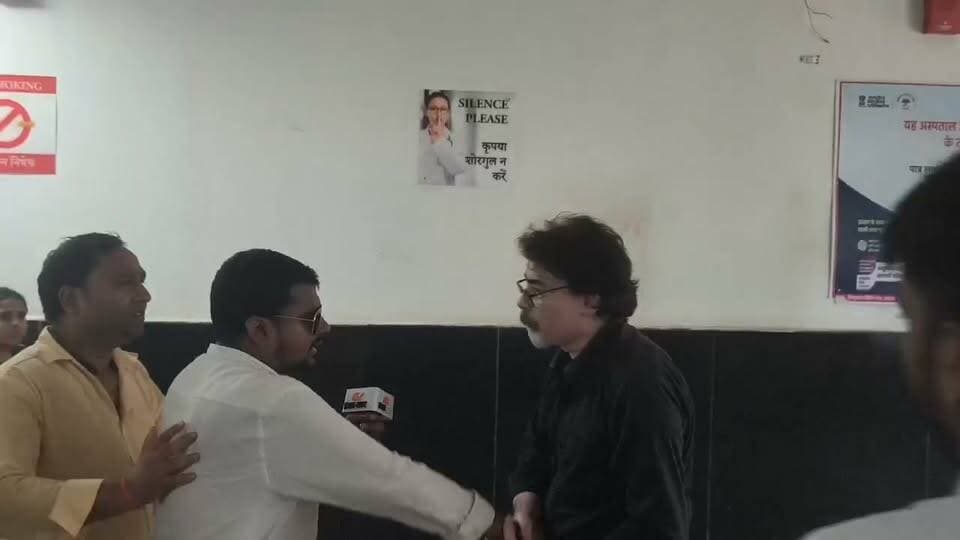 एक और वीडियो आया सामने....ये है रंगदार डॉक्टर SK आजाद, अस्पताल इसके बा.. की जागीर है।
ये डॉक्टर नही डॉक्टर के रूप में कुछ ओर है, ऐसे लोगों पर अभिलंब कार्यवाई हो...
सहरसा सदर अस्पताल में प्रभात खबर के पत्रकार के साथ मारपीट और बदसलूकी किया गया इस डॉ के द्वारा...
प्रभात खबर डिजिटल के लिए रिपोर्टिंग कर रहे अभिषेक गजेंद्र मुन्ना के साथ मारपीट हुई है। सदर अस्पताल में डॉक्टरों ने उनके साथ मारपीट की। वे मिड डे मिल खाने से बीमार पड़े बच्चों के मामले की रिपोर्टिंग कर रहे थे।
Nishant Samrat Choudhary Nitish Kumar Saharsa District Administration Transport Department, Government of Bihar Bihar Police Saharsa Police