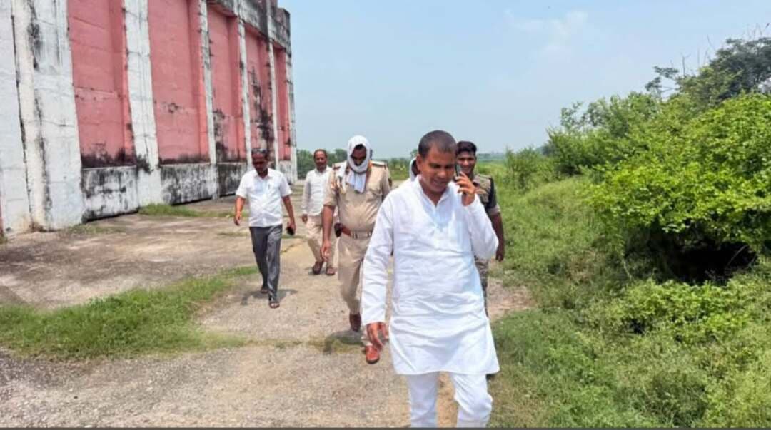 रामगढ़ विधायक सतीश यादव की पहल लाई रंग, दो पंप कैनाल के जीर्णोद्धार को मिली स्वीकृति
कैमूर जिले के रामगढ़ विधानसभा के विधायक सतीश कुमार सिंह यादव ने बताया कि बिहार विधानसभा के सत्र के दौरान उन्होंने सरकार से विश्वकर्मा पंप कैनाल, बहुआरा पंप कैनाल और लरमा पंप कैनाल के पंप, मोटर, पैनल सहित अन्य अवयवों के जीर्णोद्धार की मांग की थी। जिस पर सरकार ने जल्द कार्रवाई का आश्वासन दिया था।
विधायक ने जानकारी देते हुए बताया कि सरकार द्वारा बहुआरा पंप और विश्वकर्मा पंप कैनाल के पंप, मोटर, पैनल इत्यादि के जीर्णोद्धार के लिए प्रशासनिक एवं व्यय की स्वीकृति प्रदान कर दी गई है। बहुत जल्द इन दोनों कैनालों के पंप, मोटर पैनल एवं अन्य अवयवों को बदल दिया जाएगा।
वहीं, लरमा पंप कैनाल के जीर्णोद्धार के लिए भी एक महीने के अंदर प्रशासनिक एवं व्यय की स्वीकृति मिल जाएगी, जिससे क्षेत्र के किसानों को सिंचाई में काफी सुविधा होगी।