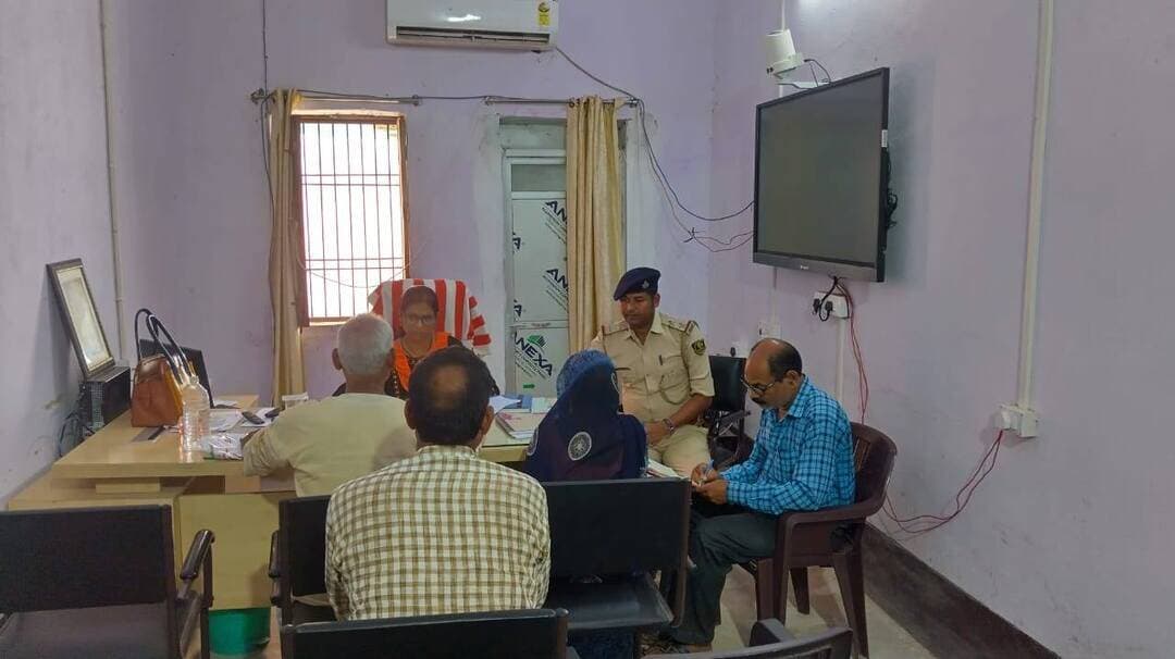 कैमूर के थानों में भूमि विवाद निपटाने की पहल
विवेक कुमार सिन्हा
कैमूर: पुलिस अधीक्षक के निर्देश पर शनिवार को जिले के सभी थानों में विशेष 'भूमि विवाद समाधान बैठक' आयोजित की गई। इस दौरान जन-सुनवाई कर जमीन से जुड़े मामलों को प्राथमिकता के आधार पर सुना गया और दोनों पक्षों को आमने-सामने बिठाकर मध्यस्थता के जरिए त्वरित निपटारे का प्रयास किया गया।