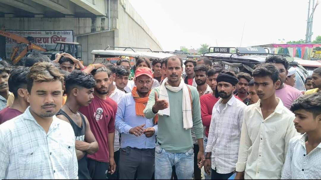 चांदनी चौक पर ई-रिक्शा चालकों का हंगामा
मोहनिया: रंगदारी मांगने पर मारपीट का आरोप, नाराज ई-रिक्शा चालक पहुंचे थाने