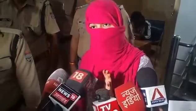 देहरादून में प्रेमिका निकली मास्टरमाइंड, ₹5 लाख में दी थी प्रेमी की हत्या की सुपारी, सगाई से थी नाराज
पुलिस ने बैंककर्मी सत्यम पर फायरिंग के मामले में हत्या की सुपारी देने के आरोप में प्रेमिका समेत 3 आरोपियों को गिरफ्तार किया
#dehradun #dehradunnews