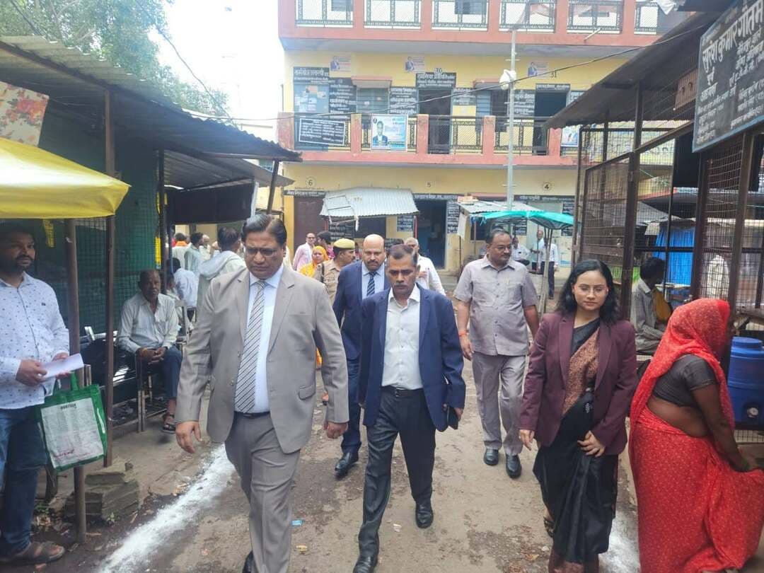 *जालौन में राष्ट्रीय लोक अदालत का सफल आयोजन, 2,39,074 मामलों का निस्तारण*
*राम चन्द्र राजपूत जालौन*
*उरई, जालौन।* जनपद न्यायालय में शनिवार को राष्ट्रीय लोक अदालत का सफल आयोजन किया गया। जिला जज विरजेन्द्र कुमार सिंह ने मां सरस्वती पर माल्यार्पण कर दीप प्रज्ज्वलित कर लोक अदालत का शुभारंभ किया। सभी तहसीलों के दीवानी न्यायालयों में भी आयोजन हुआ।
जिला जज के मार्गदर्शन में कुल 2,39,074 मामलों का निस्तारण किया गया। जिला जज द्वारा स्वयं 41 मुकदमों में 2.21 करोड़ रुपये की धनराशि पक्षकारों को दिलाई गई। इस दौरान जनसामान्य के लिए स्वास्थ्य शिविर और यातायात चालानों के लिए सेतु ऐप से ई-पेमेंट की सुविधा का शुभारंभ भी किया गया।
कुटुम्ब न्यायालय के प्रधान न्यायाधीश मनोज कुमार सिंह गौतम ने 16 मुकदमों और 6 प्री-लिटिगेशन वैवाहिक मामलों का निपटारा किया। मोटर दुर्घटना दावा अधिकरण के पीठासीन अधिकारी सुदीप कुमार जायसवाल ने 64 मामलों में 1.32 करोड़ रुपये क्षतिपूर्ति दिलाई। विशेष न्यायाधीश मुन्नाप्रसाद ने विद्युत अधिनियम के 313 मामलों का निस्तारण किया।
मुख्य न्यायिक मजिस्ट्रेट अभिषेक खरे ने 2991 आपराधिक वाद निपटाए। विभिन्न न्यायिक अधिकारियों ने कुल 5.50 लाख रुपये जुर्माना वसूला। बैंकों के 577 ऋण मामलों में समझौता हुआ।
जिला प्रशासन ने राजस्व और फौजदारी के 2135 और विभिन्न विभागों ने 2,29,025 प्री-लिटिगेशन मामलों का निस्तारण किया। सचिव जिला विधिक सेवा प्राधिकरण मनाली चंद्रा ने जानकारी दी।