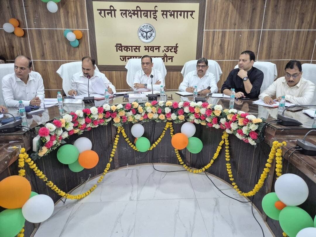 *डीएम समीर ने 'सेवा संकल्प अभियान' की तैयारियां परखीं, 17 सितंबर से होगा आगाज*
*राम चन्द्र राजपूत जालौन*
*उरई, जालौन।* नवागंतुक जिलाधिकारी समीर ने विकास भवन के रानी लक्ष्मीबाई सभागार में जिलास्तरीय अधिकारियों के साथ बैठक कर 'सेवा संकल्प अभियान' की तैयारियों की समीक्षा की। उन्होंने अभियान को जन-जन तक पहुंचाने के निर्देश दिए।
जिलाधिकारी ने बताया कि यह अभियान 17 सितंबर से 17 अक्टूबर तक चलेगा। इसका उद्देश्य 25 वर्षों की सेवा की उपलब्धियों को जनता तक पहुंचाना और नागरिकों को विकसित भारत-2047 के संकल्प से जोड़ना है।
अभियान में 12 प्रमुख कार्यक्रम होंगे। 17 सितंबर को शाम 7 बजे 'आशीर्वाद का दीया' के तहत दीप प्रज्वलन, रक्तदान और दिव्यांग कल्याण कार्यक्रम होंगे। 'मेरे सपनों का भारत' में स्कूल-कॉलेजों में चित्रकला, भाषण और डिबेट प्रतियोगिताएं होंगी। गांव-गांव में नुक्कड़ नाटकों के जरिए विकास की कहानी बताई जाएगी।
'आंगन मिलन सेवा' में आंगनबाड़ी केंद्रों पर स्वस्थ बेबी प्रतियोगिता और सम्मान समारोह, 'सेवा की कहानी' में लाभार्थियों पर 60 सेकेंड की रील, 'सेवा ज्योति कलश यात्रा' और 'सेवा मेरा योगदान' में रक्तदान, वृक्षारोपण, स्वच्छता सहित 25 सेवा गतिविधियां होंगी। प्रत्येक विधानसभा में दो स्थलों का कायाकल्प और 25 मिनट श्रमदान भी कराया जाएगा।
डीएम ने सूचना विभाग को व्यापक प्रचार-प्रसार और सोशल मीडिया प्रबंधन के निर्देश दिए।