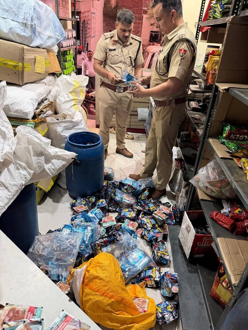ऑपरेशन कवच: बच्चों को कूल लिप जैसे नशे की पहली सीढ़ी से बचाने के लिए पुलिस कमिश्नर पंकज नैन ने जिले भर में शुरू किया अभियान
आज कूल लिप, कल हेरोइन, चरस और अफीम तक पहुंच सकती है नशे की आदत, बच्चों को शुरुआत में ही बचाना होगा: पुलिस कमिश्नर पंकज नैन
कूल लिप, रोलिंग पेपर व प्रतिबंधित तंबाकू पदार्थों की बिक्री पर पंचकूला पुलिस की सख्ती , छापेमारी में सैकड़ों डिब्बे बरामद
पंचकूला/ 12 सितंबर:- पंचकूला के सरकारी एवं निजी स्कूलों में बच्चों द्वारा नशीले पदार्थों के सेवन की सामने आई चिंताजनक घटनाओं को गंभीरता से लेते हुए पुलिस कमिश्नर आईपीएस पंकज नैन ने बच्चों को नशे की गिरफ्त से बचाने तथा नशे की शुरुआती आदतों पर प्रभावी रोक लगाने के उद्देश्य से ऑपरेशन कवच शुरू किया है। सात दिवसीय इस विशेष अभियान के दूसरे दिन भी पंचकूला पुलिस ने शहरी क्षेत्र से लेकर कालका, पिंजौर सहित पूरे जिले में व्यापक औचक चेकिंग एवं तलाशी अभियान चलाया।
पुलिस कमिश्नर द्वारा सभी थाना एवं चौकी प्रभारियों को सख्त हिदायत दी गई है कि वे अपने-अपने क्षेत्रों की गली-मोहल्लों, बाजारों तथा विशेषकर स्कूलों और शैक्षणिक संस्थानों के आसपास लगातार निगरानी रखें। पुलिस टीमों को कूल लिप, रोलिंग पेपर तथा अन्य प्रतिबंधित तंबाकू पदार्थों की बिक्री एवं उपलब्धता की जांच करने और नियमों का उल्लंघन पाए जाने पर संबंधित पदार्थों को जब्त कर आवश्यक कार्रवाई करने के निर्देश दिए गए हैं।
डीसीपी पंचकूला आईपीएस अदिति सिंह ने बताया कि ऑपरेशन कवच के तहत पिछले दो दिनों से पंचकूला पुलिस की सभी टीमें लगातार सक्रिय हैं। अभियान के दौरान विभिन्न क्षेत्रों में कार्रवाई करते हुए सैकड़ों बड़े पैकेट कूल लिप, रोलिंग पेपर के बड़े डिब्बे तथा अन्य संबंधित पदार्थ बरामद किए गए हैं। पुलिस टीमों द्वारा स्कूल संस्थानों के आसपास भी चेकिंग की गई, जहां ऐसे पदार्थों की उपलब्धता एवं बिक्री की जांच की गई।
पुलिस कमिश्नर आईपीएस पंकज नैन का कहना है कि बच्चों को नशे की शुरुआत से ही बचाना अत्यंत जरूरी है। कूल लिप जैसे पदार्थों को छोटा नशा समझकर नजरअंदाज करने की भूल नहीं करनी चाहिए। उनके अनुसार, कई बार नशे की आदत छोटी उम्र में ऐसी ही शुरुआती सामग्री से बनती है और आगे चलकर बच्चे गंभीर नशे की गिरफ्त में आ सकते हैं। नशे की लत व्यक्ति के जीवन, परिवार तथा समाज पर गंभीर प्रभाव डालती है और कई बार नशे की पूर्ति के लिए अपराध की ओर बढ़ने का खतरा भी पैदा हो जाता है। इसलिए इस समस्या पर शुरुआत में ही प्रभावी रोक लगाना आवश्यक है। उन्होंने कहा कि संभव है कि कई अभिभावकों को यह जानकारी ही न हो कि उनके बच्चे किन पदार्थों का सेवन कर रहे हैं। बच्चों को सुरक्षित रखने के लिए अभिभावकों को सतर्क रहना होगा और नशे की शुरुआती आदतों को गंभीरता से समझना होगा।
पुलिस कमिश्नर ने कहा कि ऑपरेशन कवच को सफल बनाने में स्कूल प्रशासन, शिक्षक, अभिभावक तथा आमजन का सहयोग अत्यंत महत्वपूर्ण है। पुलिस टीमों द्वारा स्कूलों तक पहुंचकर बच्चों को नशे के दुष्प्रभावों के प्रति जागरूक किया जाएगा तथा आगे भी जागरूकता अभियान चलाए जाएंगे। पंचकूला पुलिस का यह अभियान बच्चों के भविष्य को सुरक्षित बनाने, नशे की जड़ पर प्रहार करने और जिले में नशामुक्त एवं सुरक्षित वातावरण तैयार करने की दिशा में महत्वपूर्ण साबित होगा।