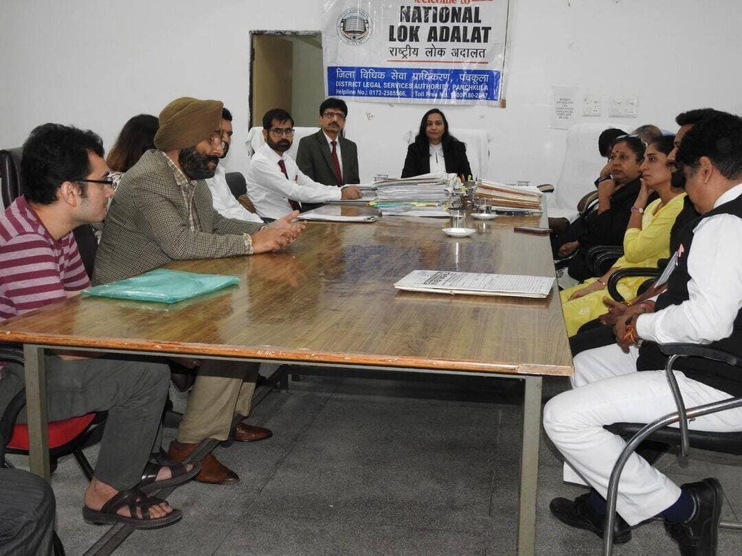 “मुकदमेबाजी से सुलह तक: राष्ट्रीय लोक अदालत में वैवाहिक विवाद का सुखद अंत ”
पंचकूला 12 सितंबर : न्यायमूर्ति हरसिमरन सिंह सेठी, न्यायाधीश, पंजाब एवं हरियाणा उच्च न्यायालय एवं कार्यकारी अध्यक्ष, हरियाणा राज्य विधिक सेवा प्राधिकरण (हालसा) के कुशल नेतृत्व एवं मार्गदर्शन में पूरे हरियाणा राज्य में इस वर्ष की तीसरी राष्ट्रीय लोक अदालत आयोजित की गई। यह राष्ट्रीय लोक अदालत हरियाणा के सभी 22 जिलों और 38 उप-मंडलों में आयोजित की गई। आज की राष्ट्रीय लोक अदालत को अभूतपूर्व प्रतिक्रिया मिली और इसने एक ऐतिहासिक उपलब्धि हासिल की, जिसमें सुलझाए गए मामलों की संख्या अब तक की सबसे अधिक रही। 6,75,000 से ज्यादा मामलों का आपसी सहमति से निपटारा किया गया।
लोक अदालत के माध्यम से लोगों में बदलाव लाने की क्षमता का दिल को छू लेने वाला उदाहरण जिला हिसार से सामने आया, जहाँ परिवार न्यायालय में पति-पत्नी के बीच लंबे समय से चले आ रहे विवाद को आपसी सहमति से शांतिपूर्ण ढंग से सुलझाया गया। लोक अदालत पीठ के अथक प्रयास और परामर्श के जरिए, दोनों पक्षों को अपने मतभेद सुलझाने और रिश्ते में फिर से तालमेल बिठाने के लिए प्रोत्साहित किया गया। एक भावुक पल में, दोनों पक्षों ने एक-दूसरे को मिठाई खिलाई और आपसी समझ और तालमेल के साथ अपना पारिवारिक जीवन फिर से शुरू करने की इच्छा जताई। यह समझौता दिखाता है कि राष्ट्रीय लोक अदालत सिर्फ मामलों को निपटाने से कहीं आगे बढ़कर, बातचीत, परामर्श, सुलह और आपसी सहमति के जरिए रिश्तों को फिर से जोड़ सकती है, परिवारों को बचा सकती है और मुकदमा लड़ने वालों की जिंदगी में नई उम्मीद और शांति ला सकती है।
राष्ट्रीय लोक अदालत के प्रति एक प्रतीकात्मक कदम के तौर पर एवं पर्यावरण के प्रति जागरूकता को बढ़ावा देने के उद्देश्य से, न्यायमूर्ति हरसिमरन सिंह सेठी ने पंचकूला में हरियाणा राज्य विधिक सेवा प्राधिकरण के प्रशासनिक भवन में पौधारोपण किया।
राष्ट्रीय लोक अदालत के दौरान, न्यायमूर्ति हरसिमरन सिंह सेठी ने राज्य भर की कुछ लोक अदालत पीठों के साथ वर्चुअल माध्यम से बातचीत की और कार्यवाही का जायजा लिया। न्यायमूर्ति सेठी ने इस बात पर भी जोर दिया कि आपसी सहमति, सार्थक बातचीत, सुलह और समझौते के माध्यम से विवादों के सौहार्दपूर्ण निपटारे के लिए ईमानदारी के साथ ठोस प्रयास किए जाने चाहिए।
इसके बाद, न्यायमूर्ति हरसिमरन सिंह सेठी ने पंचकूला की जिला न्यायालय का दौरा किया और व्यक्तिगत रूप से लोक अदालत पीठों का निरीक्षण किया, साथ ही उन्होंने वादकारियों से बातचीत की और लोक अदालत पीठों की कार्यवाही की समीक्षा की।
राष्ट्रीय लोक अदालत में मामलों का बड़े पैमाने पर निपटारा, हालसा के कार्यकारी अध्यक्ष की मिली-जुली कोशिशों और लगातार मार्गदर्शन का नतीजा था। उन्होंने जिला विधिक सेवा प्राधिकरणों के अध्यक्षों एवं सचिवों को राष्ट्रीय लोक अदालत के सफल आयोजन के लिए सभी जरूरी कदम उठाने के लिए लगातार प्रोत्साहित किया, जिसमें सही मामलों की पहचान, लोक अदालत से पहले की बैठकें, हितधारकों के साथ असरदार तालमेल और ज्यादा से ज्यादा जन-जागरूकता अभियान आदि शामिल थे। राष्ट्रीय लोक अदालत से पहले न्यायमूर्ति सेठी ने जिला विधिक सेवा प्राधिकरणों के अध्यक्षों, सचिवों और अन्य न्यायिक अधिकारियों के साथ भी वीडियो कॉन्फ्रेंसिंग की तथा उनकी तैयारियों और प्रगति की समीक्षा की और उन्हें पूरी प्रतिबद्धता, कुशलता और समर्पण दिखाने और आपसी सहमति से समझौता कराने की हर मुमकिन कोशिश करने के लिए प्रेरित किया।
राष्ट्रीय लोक अदालत (जिसमें लोक अदालत से पूर्व बैठकें भी शामिल थीं), में कई तरह के विवादों से जुड़े मामलों का बड़ी संख्या में निपटारा किया गया। वादकारियों के जबरदस्त उत्साह से पता चलता है कि विवादों को सुलझाने के वैकल्पिक और असरदार तरीके के तौर पर लोक अदालत के सिस्टम में लोगों का भरोसा बढ़ रहा है। लोक अदालत में हुए समझौतों से न सिर्फ वादकारियों का कीमती समय और मुकदमंेबाजी का खर्च बचा, बल्कि हरियाणा भर की अदालतों में लंबित मामलों की संख्या कम करने में भी काफी मदद मिली। राष्ट्रीय लोक अदालत के दौरान लगभग 78,44,79,92,903 रुपये की राशि का भुगतान एवं निपटारा किया गया।
राष्ट्रीय लोक अदालत के कुशल आयोजन के लिए, राज्य भर में कुल 184 लोक अदालत पीठें बनाई गईं, ताकि मुकदमे से पहले और लंबित मामलों - जैसे कि सिविल विवाद, वैवाहिक मामले, मोटर दुर्घटना क्लेम के मामले, बैंक रिकवरी के मामले, एन0आई0 एक्ट के तहत चेक बाउंस के मामले, ट्रैफिक चालान और समझौता-योग्य अपराधिक मामलों - पर सुनवाई की जा सके।