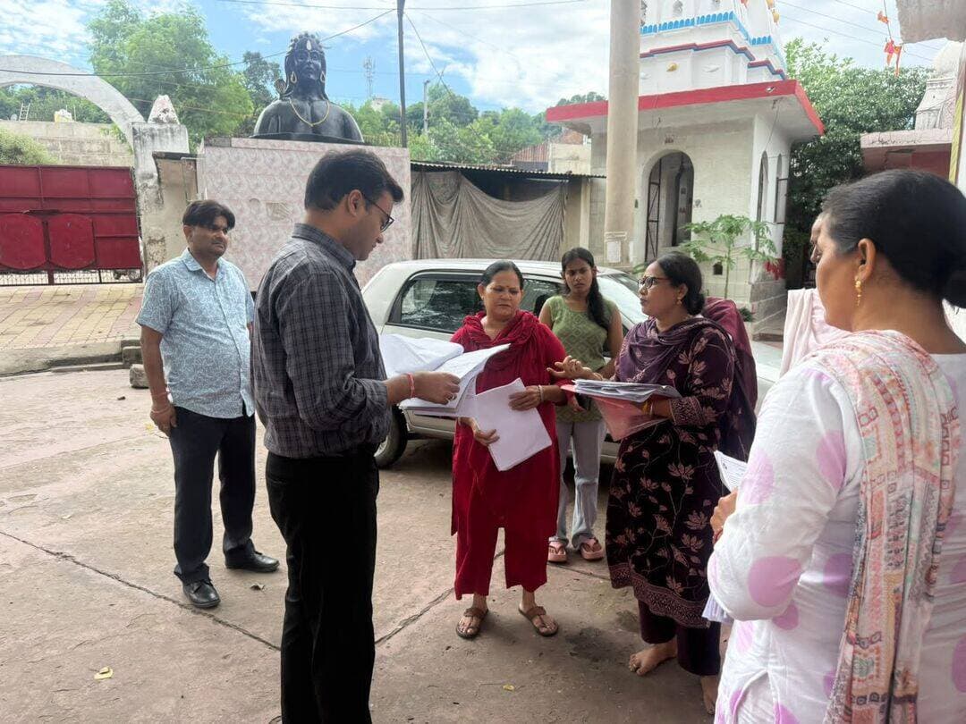 विशेष गहन पुनरीक्षण अभियान के तहत ड्राफ्ट मतदाता सूची पर दावे-आपत्तियां 30 सितंबर तक- एसडीएम श्री संयम गर्ग
ड्राफ्ट मतदाता सूची पर दावे-आपत्तियां 30 सितंबर तक दर्ज करवा सकेंगे नागरिक
12, 13, 26 और 27 सितंबर को बूथों पर विशेष अभियान; सुबह 9 से शाम 5 बजे तक उपलब्ध रहेंगे बीएलओ
एसडीएम श्री संयम गर्ग ने बूथों का किया निरीक्षण
पंचकूला, 12 सितंबर : कालका के एसडीएम श्री संयम गर्ग ने बताया कि विशेष गहन पुनरीक्षण अभियान के अंतर्गत जारी ड्राफ्ट मतदाता सूची पर नागरिक 30 सितंबर , 2026 तक अपने दावे एवं आपत्तियां दर्ज करवा सकते हैं। उन्होंने कहा कि कोई भी पात्र नागरिक निर्धारित तिथि तक मतदाता सूची से संबंधित अपना दावा या आपत्ति दर्ज करवा सकता है।
उन्होंने बताया कि नागरिकों की सुविधा के लिए 12 सितंबर, 13 सितंबर, 26 सितंबर और 27 सितंबर को विशेष अभियान चलाया जाएगा। इन दिनों सभी संबंधित बूथ लेवल अधिकारी (BLO) अपने-अपने मतदान केंद्रों पर प्रातः 9 बजे से शाम 5 बजे तक उपस्थित रहेंगे।
विशेष अभियान के दौरान नागरिक नया वोट बनवाने, मतदाता सूची से नाम हटवाने अथवा नाम, पता या अन्य विवरण में संशोधन करवाने के लिए संबंधित प्रपत्र भरकर जमा करवा सकेंगे। एसडीएम ने पात्र नागरिकों से अपील की कि वे मतदाता सूची का अवलोकन करें और यदि किसी प्रकार की त्रुटि या आपत्ति हो तो निर्धारित समय सीमा के भीतर अपना दावा अथवा आपत्ति अवश्य दर्ज करवाएं।
अभियान की तैयारियों एवं सफल आयोजन को लेकर एसडीएम श्री संयम गर्ग ने आज विभिन्न मतदान केंद्रों का निरीक्षण किया। इस दौरान उन्होंने संबंधित बीएलओ से बातचीत कर अभियान की तैयारियों की जानकारी ली तथा उन्हें आवश्यक दिशा-निर्देश दिए।
एसडीएम श्री संयम गर्ग ने नागरिकों से अपील करते हुए कहा कि ड्राफ्ट मतदाता सूची पर दावे एवं आपत्तियां दर्ज करवाने की अंतिम तिथि 30 सितंबर है। इसलिए सभी पात्र नागरिक इस अवसर का लाभ उठाते हुए मतदाता सूची में अपने नाम एवं विवरण की जांच करें और आवश्यकता होने पर निर्धारित प्रपत्र के माध्यम से दावा या आपत्ति दर्ज करवाएं।