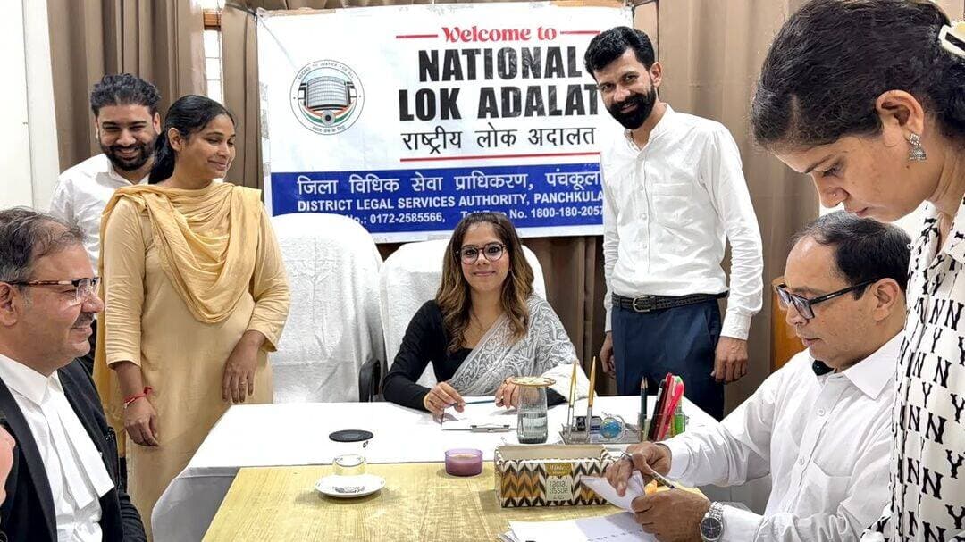 पंचकूला के ज़िला कोर्ट कॉम्प्लेक्स और कालका के सब-डिविज़नल कोर्ट में राष्ट्रीय लोक अदालत का आयोजन
पंचकूला 12 सितंबर: हरियाणा राज्य विधिक सेवा प्राधिकरण (हलसा) की देखरेख में आज सेक्टर 1, पंचकूला स्थित ज़िला कोर्ट कॉम्प्लेक्स और कालका स्थित सब-डिविज़नल कोर्ट कॉम्प्लेक्स में राष्ट्रीय लोक अदालत का आयोजन किया गया।
राष्ट्रीय लोक अदालत के कामकाज को सुचारू रूप से चलाने के लिए पंचकूला और कालका में कुल आठ बेंच बनाई गई थीं।
हरियाणा राज्य विधिक सेवा प्राधिकरण के चेयरमैन, जस्टिस हरसिमरन सिंह सेठी ने राष्ट्रीय लोक अदालत के कामकाज का व्यक्तिगत रूप से जायज़ा लेने के लिए पंचकूला ज़िला कोर्ट कॉम्प्लेक्स का दौरा किया। उनके साथ हरियाणा राज्य विधिक सेवा प्राधिकरण के सदस्य सचिव श्री जगदीप लोहान भी मौजूद थे।
उन्होंने, हलसा के सदस्य सचिव श्री जगदीप लोहान और डीएलएसए , पंचकूला के चेयरमैन-सह-ज़िला एवं सत्र न्यायाधीश श्री संजय संधीर के साथ लोक अदालत की बेंचों का दौरा किया और पीठासीन अधिकारियों तथा बेंचों के सामने पेश होने वाले पक्षकारों से बातचीत की। उन्होंने लोक अदालत के माध्यम से विवादों के त्वरित और सौहार्दपूर्ण समाधान के लिए किए जा रहे प्रयासों की सराहना की।
पंचकूला की एसीजेएम सुश्री कीर्ति वशिष्ठा ने बताया कि राष्ट्रीय लोक अदालत के दौरान सभी प्रकार के समझौता-योग्य मामलों और लोक अदालत के माध्यम से सुलझाए जा सकने वाले अन्य मामलों (जिनमें लंबित मामले और मुकदमे-पूर्व मामले शामिल हैं) पर विचार किया गया। पक्षकारों को अपने विवादों को सौहार्दपूर्ण ढंग से सुलझाने के लिए प्रोत्साहित किया गया, ताकि कीमती समय और पैसे की बचत हो सके और लंबे समय तक चलने वाले मुकदमों से बचा जा सके।
राष्ट्रीय लोक अदालत में वादियों, वकीलों और अन्य हितधारकों ने सक्रिय रूप से भाग लिया। कार्यवाही में विधिक सेवा प्राधिकरणों के मूल उद्देश्य की झलक मिली, जो समाज के सभी वर्गों को त्वरित, सुलभ और किफायती न्याय प्रदान करना है।
राष्ट्रीय लोक अदालत में कुल 31,185 मामलों पर सुनवाई हुई, जिनमें से 25,421 मामलों का निपटारा किया गया। इन मामलों में कुल 93,34,669 रुपये का समझौता हुआ।