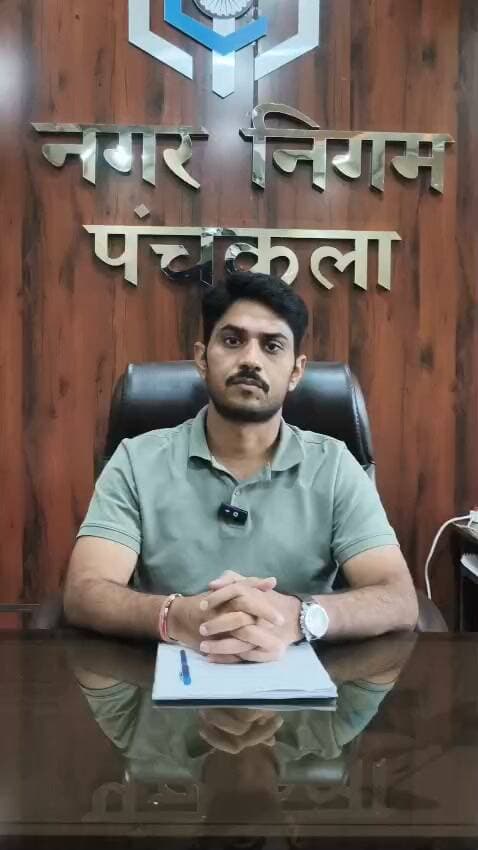 पंचकूला में अवैध निर्माण पर नगर निगम की कार्रवाई, छह इमारतें सील
पंचकूला, 12 सितंबर। शहर में सुनियोजित एवं व्यवस्थित शहरी विकास सुनिश्चित करने के लिए पंचकूला नगर निगम ने अवैध निर्माण और बिल्डिंग नियमों के उल्लंघन के खिलाफ कार्रवाई तेज कर दी है। इसी अभियान के तहत निगम ने नियमों का उल्लंघन करने वाली छह इमारतों को सील किया है।
नगर निगम अधिकारियों के निरीक्षण के दौरान पाया गया कि इन संपत्तियों पर सक्षम अधिकारी से आवश्यक बिल्डिंग प्लान/नक्शे की मंजूरी लिए बिना निर्माण कार्य किया गया था। इसे लागू बिल्डिंग नियमों और संबंधित नगर निगम कानूनों का उल्लंघन मानते हुए नियमानुसार कार्रवाई की गई।
नगर निगम आयुक्त विनय कुमार के निर्देशों पर चिन्हित संपत्तियों के खिलाफ कार्रवाई करते हुए छह इमारतों को सील कर दिया गया। आयुक्त ने कहा कि कार्रवाई का उद्देश्य केवल दंड देना नहीं, बल्कि नगर निगम क्षेत्र में विकास को सुनियोजित, सुरक्षित, व्यवस्थित और कानूनी प्रावधानों के अनुरूप सुनिश्चित करना है।
उन्होंने अधिकारियों को नियमित फील्ड निरीक्षण और प्रभावी निगरानी के निर्देश दिए हैं, ताकि बिना मंजूरी होने वाले निर्माण की समय रहते पहचान कर नियमानुसार कार्रवाई की जा सके। उन्होंने स्पष्ट किया कि बिना आवश्यक मंजूरी अथवा स्वीकृत बिल्डिंग प्लान का उल्लंघन करने वाले निर्माण के खिलाफ कार्रवाई जारी रहेगी।
आयुक्त ने प्रॉपर्टी मालिकों, बिल्डरों और निवासियों से अपील की कि वे निर्माण शुरू करने से पहले सक्षम अधिकारी से बिल्डिंग प्लान/नक्शे की आवश्यक मंजूरी अवश्य लें और निर्माण कार्य स्वीकृत प्लान व निर्धारित नियमों के अनुसार ही करें।
नगर निगम के अनुसार प्रवर्तन कार्रवाई का उद्देश्य नागरिकों के हितों की रक्षा, सार्वजनिक सुरक्षा सुनिश्चित करना, सुनियोजित शहरी विकास को बढ़ावा देना और पंचकूला के व्यवस्थित स्वरूप को बनाए रखना है। निगम ने कहा कि नियमों के अनुपालन और जन-जागरूकता के लिए अभियान आगे भी जारी रहेगा।
