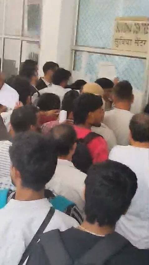कोर्ट परिसर में उमड़ी भीड़ और लंबी कतारें लोक अदालत के प्रति लोगों की बढ़ती भागीदारी को दर्शा रही हैं। जिसके चलते कोर्ट परिसर में सुबह से ही लोगों की लंबी कतारें देखने को मिलीं।