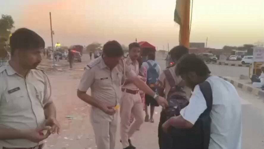 रामदेवरा यात्रियों की सुरक्षा को लेकर यातायात पुलिस अलर्ट, हाईवे पर लगाए बैरिकेड्स