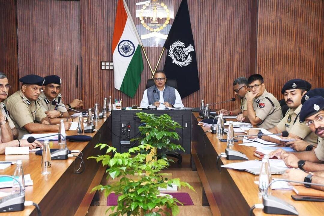 साइबर अपराध पर राजस्थान पुलिस की सख्त नजर समीक्षा बैठक आयोजित
DGP राजीव शर्मा ने की बैठक
आज पुलिस मुख्यालय में महानिदेशक पुलिस, राजस्थान राजीव शर्मा की अध्यक्षता में जयपुर शहर एवं जयपुर रेंज में साइबर अपराध की स्थिति की समीक्षा की गई।
सितंबर माह को साइबर सुरक्षा माह के रूप में मनाए जाने के क्रम में सामने आने वाले साइबर अपराधों, विशेष रूप से Mule Accounts, ATM से अवैध निकासी, संदिग्ध बैंक शाखाओं, फर्जी SIM एवं क्रिप्टोकरेंसी फ्रॉड के मामलों पर विस्तृत चर्चा की गई।
साइबर अपराध को सर्वोच्च प्राथमिकता देते हुए सितंबर एवं अक्टूबर माह में अपराधियों के विरुद्ध प्रभावी एवं त्वरित कार्रवाई, संदिग्ध बैंकिंग ब्रांचों की गतिविधियों पर निगरानी तथा फर्जी SIM और Mule Accounts के नेटवर्क पर प्रभावी अंकुश लगाने के निर्देश दिए गए।
बैठक में पुलिस महानिदेशक (कानून एवं व्यवस्था) श्री संजय अग्रवाल, अतिरिक्त पुलिस महानिदेशक (कानून एवं व्यवस्था) श्री वी.के. सिंह, पुलिस आयुक्त जयपुर श्री सचिन मित्तल, पुलिस महानिरीक्षक जयपुर रेंज श्री राहुल प्रकाश, उपमहानिरीक्षक(साइबर क्राइम) श्री शांतनु कुमार, उप महानिरीक्षक, कार्मिक एवं स्टाफ ऑफिसर, महानिदेशक कार्यालय श्री कुंवर राष्ट्रदीप जयपुर आयुक्तालय के पुलिस उपायुक्तगण, पुलिस अधीक्षक जयपुर ग्रामीण, पुलिस अधीक्षक R4C एवं अन्य वरिष्ठ पुलिस अधिकारी उपस्थित रहे।
Rajasthan Police Barmer Police Balotra Police Jodhpur Police Jaipur Police