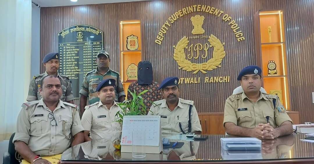 सेवा सदन के पास मोबाइल छिनतई का आरोपी गिरफ्तार, 3 मोबाइल और पल्सर बाइक बरामद
#रांची: राजधानी रांची में मोबाइल छिनतई के मामले में कोतवाली पुलिस ने एक आरोपी को गिरफ्तार किया है। पुलिस ने आरोपी के पास से छिनतई किए गए तीन मोबाइल फोन और घटना में इस्तेमाल की गई पल्सर 200 बाइक बरामद की है।
पुलिस के अनुसार, 10 सितंबर 2026 की रात सेवा सदन के पास विनित कुमार पोदार से काले रंग की पल्सर बाइक पर सवार एक व्यक्ति ने झपट्टा मारकर मोबाइल छीन लिया था। मामले को लेकर कोतवाली थाना में कांड संख्या 202/2026, दिनांक 11 सितंबर 2026 को धारा 304(2) भारतीय न्याय संहिता के तहत प्राथमिकी दर्ज की गई।
तकनीकी जांच के आधार पर आरोपी तक पहुंची पुलिस
कांड की जांच के दौरान पुलिस ने तकनीकी साक्ष्यों के आधार पर मो. इमरान उर्फ चरका को पकड़ा। वह मुजाहिद नगर, निजाम गली, थाना हिंदपीढ़ी, रांची का रहने वाला है।
पुलिस के मुताबिक, पूछताछ में आरोपी ने बताया कि वह बड़े तालाब के आसपास घूमकर मौका देखकर लोगों से मोबाइल छिनतई करता था। पुलिस का दावा है कि आरोपी की निशानदेही पर कोतवाली थाना के कांड संख्या 202/2026 और 204/2026 से जुड़े छिनतई के मोबाइल फोन बरामद किए गए।
तीन मोबाइल और पल्सर बाइक बरामद
पुलिस ने आरोपी के पास से:
पल्सर 200 बाइक, रजिस्ट्रेशन नंबर JH01FX-3573
ओपो कंपनी का मोबाइल
IQOO कंपनी का मोबाइल
पोको कंपनी का मोबाइल
बरामद किया है।
पुलिस ने आरोपी को गिरफ्तार कर न्यायिक हिरासत में भेजने की कार्रवाई की है।
पहले भी दर्ज हैं मामले
पुलिस के अनुसार, मो. इमरान उर्फ चरका के खिलाफ पहले से भी मामले दर्ज हैं। इनमें:
1. अरगोड़ा थाना कांड संख्या 296/2022, धारा 392 भादवि
2. कोतवाली थाना कांड संख्या 121/2023, धारा 356/382 भादवि
3. हिंदपीढ़ी थाना कांड संख्या 65/2023, धारा 457/380 भादवि
शामिल हैं।
पुलिस टीम ने की कार्रवाई
इस कार्रवाई में कोतवाली थाना प्रभारी पु.नि. सनोज कुमार चौधरी, पु.अ.नि. मीनकेतन कुमार, पु.अ.नि. नागेश्वर साब, स.अ.नि. राजीव कुमार सहित सशस्त्र बल के जवान शामिल रहे।
#Ranchi #RanchiPolice #KotwaliPolice #MobileSnatching #CrimeNews #RanchiCrime #JharkhandNews #JharkhandPolice #MobileChori #SnatchingCase #CrimeUpdate #PoliceAction #RanchiNews #BreakingNews #LatestNews #LoktantraBharat