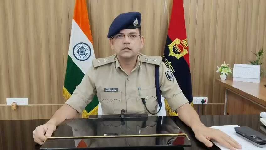 मुंगेर में प्रमोशन की पार्टी बनी हर्ष फायरिंग का अड्डा! शराब पार्टी के बाद बैंककर्मियों ने गार्ड की लाइसेंसी दोनाली बंदूक से खिड़की से करीब 6 राउंड फायरिंग कर दी। गोलियों की आवाज से इलाके में दहशत फैल गई। पुलिस ने मौके से दोनाली बंदूक, 6 खोखे और 14 जिंदा कारतूस बरामद करते हुए 5 लोगों को गिरफ्तार किया है। गिरफ्तार आरोपियों में आईसीआईसीआई बैंक के कर्मी शामिल हैं।
#Munger #MungerNews #BiharNews #HarshFiring #Firing #BankEmployees #ICICIBank #CrimeNews #KasimBazar #MungerPolice #BiharPolice #BreakingNews #citynewsmunger #publicnewsmunger