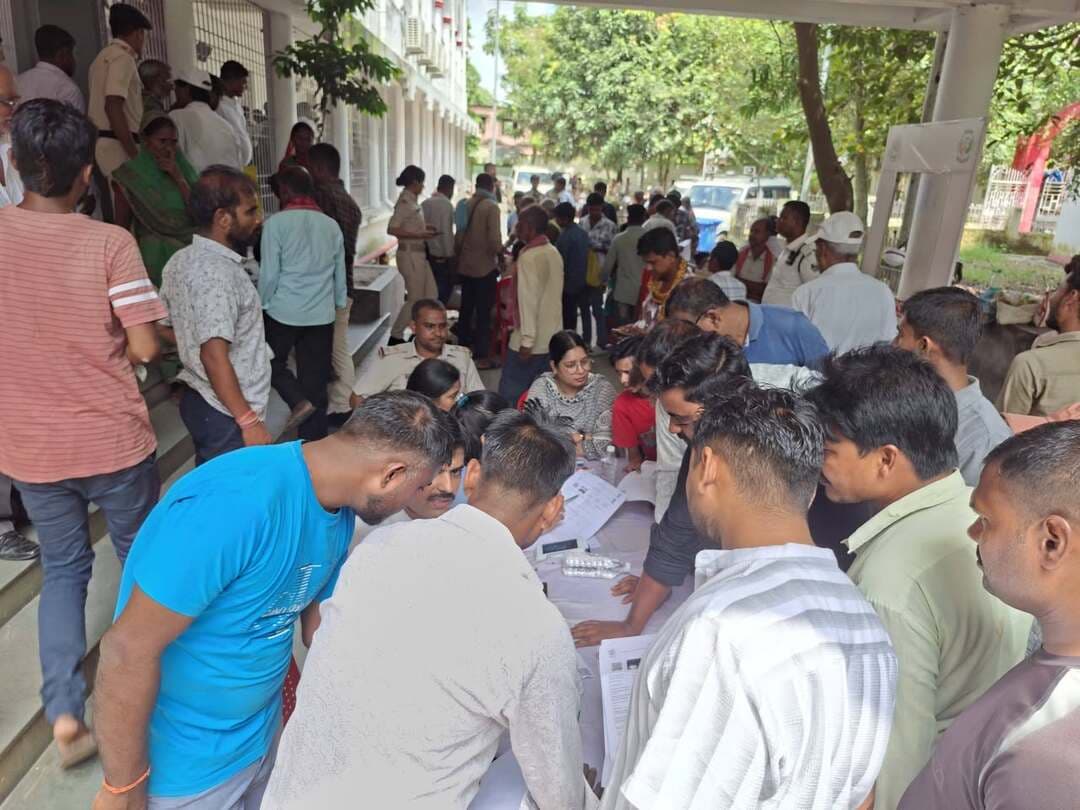 राष्ट्रीय लोक अदालत में 1,460 लंबित चालानों का निपटारा, ₹23.38 लाख की राशि का हुआ निष्पादन*
कटिहार,12 सितंबर 2026 शनिवार।
*परिवहन विभाग एवं यातायात पुलिस के समन्वित प्रयास से वाहन चालकों को मिला लंबित ई-चालानों के निपटारे का अवसर*
राष्ट्रीय लोक अदालत के अवसर पर कटिहार जिले में लंबित परिवहन एवं यातायात संबंधी ई-चालानों के त्वरित निपटारे के लिए विशेष अभियान चलाया गया।
इस दौरान जिला परिवहन विभाग एवं यातायात पुलिस विभाग के बीच प्रभावी समन्वय के माध्यम से कुल 1,460 लंबित चालानों का निष्पादन किया गया। इन चालानों से संबंधित कुल ₹23,38,700 की राशि का निपटारा हुआ।
लोक अदालत में परिवहन विभाग से संबंधित 118 चालानों का निष्पादन किया गया, जिनकी कुल राशि ₹7,77,100 रही। वहीं यातायात पुलिस विभाग से संबंधित 1,342 चालानों का निपटारा किया गया, जिनकी कुल राशि ₹15,61,600 रही।
राष्ट्रीय लोक अदालत का उद्देश्य लंबित मामलों का त्वरित, सरल एवं आपसी सहमति के आधार पर समाधान उपलब्ध कराना है। इसी क्रम में परिवहन एवं यातायात नियमों के उल्लंघन से जुड़े लंबित ई-चालानों के निपटारे के लिए वाहन चालकों को लोक अदालत के माध्यम से विशेष अवसर प्रदान किया गया।
कटिहार में आयोजित इस पहल के दौरान परिवहन विभाग एवं यातायात पुलिस के अधिकारियों एवं कर्मियों ने आपसी समन्वय के साथ लंबित चालानों के निपटारे की प्रक्रिया को सुगम बनाया। इससे एक ओर लंबित मामलों के निष्पादन में तेजी आई, वहीं दूसरी ओर वाहन चालकों को भी अपने पुराने चालानों के निपटारे का आसान माध्यम मिला।
जिला परिवहन विभाग की ओर से वाहन चालकों एवं आम नागरिकों से अपील की गई कि वे यातायात नियमों का अनिवार्य रूप से पालन करें, दोपहिया वाहन चलाते समय हेलमेट तथा चारपहिया वाहन में सीट बेल्ट का प्रयोग करें और सड़क सुरक्षा के प्रति जिम्मेदार नागरिक की भूमिका निभाएं।
जिला जनसंपर्क पदाधिकारी,
कटिहार।
Information & Public Relations Department, Government of Bihar Transport Department, Government of Bihar #katihar