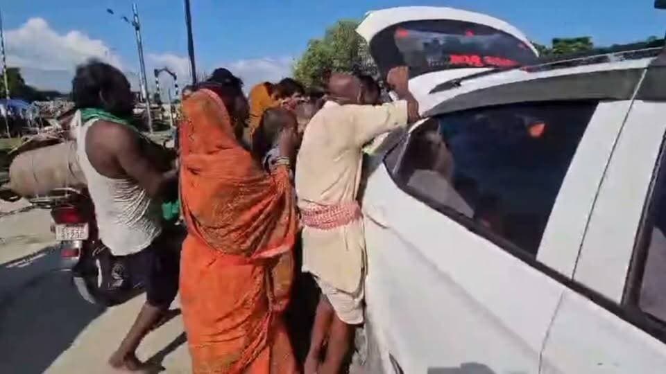 बाढ़ पीड़ितों के लिए राशन लेकर पहुंची JDU नेत्री, गाड़ी की डिक्की खुलते ही टूट पड़े लोग