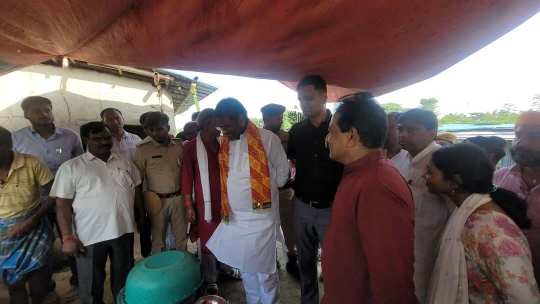 .डा प्रमोद कुमार माननीय मंत्री खान एवं भूतत्व विभाग -सह- कला एवं संस्कृति विभाग, बिहार सरकार सह-प्रभारी मंत्री कटिहार जिला ने कटिहार के बाढ़ प्रभावित क्षेत्रों का किया दौरा कर राहत कार्यों का लिया जायजा*
कटिहार,12 सितंबर 2026 शनिवार।
बिहार सरकार के माननीय प्रभारी मंत्री कटिहार जिला के द्वारा आज कटिहार जिला के द्वारा बरारी प्रखंड के बाढ़ प्रभावित क्षेत्रों का विशेष रूप से मोहना चांदपुर का निरीक्षण किया गया।
निरीक्षण के दौरान माननीय मंत्री जी ने बाढ़ पीड़ित परिवारों से मुलाकात कर उनकी समस्याएं सुनीं तथा प्रशासन द्वारा संचालित *सामुदायिक रसोई, पशु शिविर, मेडिकल कैंप एवं स्वच्छ पेयजल* व्यवस्था का जायजा लिया।
इस अवसर पर उन्होंने कहा कि राज्य सरकार बाढ़ पीड़ितों के साथ खड़ी है, किसी भी परिवार को परेशानी नहीं होने दी जाएगी। उन्होंने जिला प्रशासन को सभी बाढ़ प्रभावित परिवारों तक त्वरित राहत पहुँचाने एवं GR वितरण में तेजी लाने के निर्देश दिए।
जिला जनसंपर्क पदाधिकारी,
कटिहार।
Information & Public Relations Department, Government of Bihar @topfans Disaster Management Department Govt. of Bihar