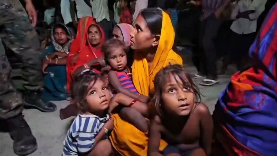 बाढ़ के बीच नोटों की गड्डी लेकर पहुंचे पप्पू यादव, पीड़ितों के हाथ में रखे रुपये, सरकार पर बरसे सांसद