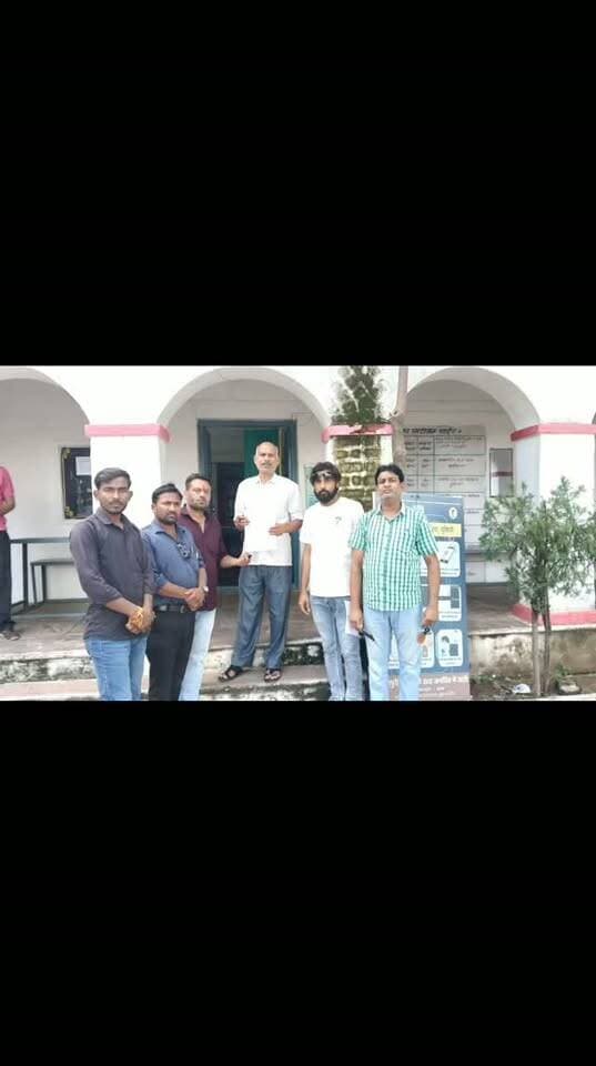 सभी पत्रकार साथियों का हृदय से आभार 🙏
9 सितंबर को मेरे घर पर पत्नी, बच्चों और माता जी से अभद्रता और मुझे जान से मारने की धमकी की घटना के बाद आप सभी साथियों ने जिस तरह एकजुटता दिखाकर मेरे लिए आवाज उठाई और SDOP पिछोर को ज्ञापन सौंपा, उसके लिए मैं सदैव आपका आभारी रहूंगा।
यह लड़ाई केवल मेरी नहीं, हम सबकी कलम की स्वतंत्रता की लड़ाई है। जनता की आवाज उठाना हमारा धर्म है और हम इसे डर के बिना निभाते रहेंगे।
मेरे साथ खड़े रहने वाले पत्रकार संघ पिछोर के सभी पदाधिकारियों और साथियों का बहुत-बहुत धन्यवाद।
आपका अपना
*सुनील लोधी*
जिला ब्यूरो चीफ - इंडिया न्यूज दर्शन
संवाददाता - पत्रिका
कार्यालय प्रभारी - पत्रकार संघ पिछोर
#Pichhore #PatrakarEkta #ThankYou
राकेश लोधी पत्रकार पिछोर Sonu Yadav Sukhdev Shingh Karan Singh Lodhi Ramkumar Yadav Muhasa Mangal Rajpoot Kamlesh Lodhi Keransingh Lodhi Mahesh Lodhi Rajput Ajay सिंगर दीपक सिंह बघेल हरनामसिंह नरवरिया