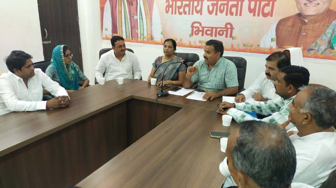 17 सितंबर से 17 अक्टूबर तक चलेगा जन सेवा अभियान
भाजपा खरक मंडल बैठक की बैठक आयोतजत, कार्यकर्ताओं को दिए दिशा-निर्देश
प्रधानमंत्री नरेंद्र मोदी का जीवन है जन-सेवा और राष्ट्र समर्पण का अनुपम उदाहरण : रविंद्र बापोड़ा
भिवानी, 12 सितंबर : शनिवार को स्थानीय जिला भाजपा कार्यालय में भाजपा खरक मंडल की बैठक आयोजित की गई। यह बैठक 17 सितंबर से 17 अक्टूबर तक प्रधानमंत्री नरेंद्र मोदी के जन्मदिन के उपलक्ष्य में चलाए जाने वाले दो माह लंबे जन सेवा अभियान की तैयारियों की समीक्षा और रूपरेखा तैयार करने के उद्देश्य से बुलाई गई थी। बैठक की अध्यक्षता मंडल अध्यक्ष सोनू शर्मा ने की। बैठक के दौरान मंडल स्तर पर आयोजित किए जाने वाले विभिन्न सामाजिक और जन-कल्याणकारी कार्यक्रमों की अग्रिम तैयारियों की गहन समीक्षा की गई। इस अभियान के तहत पूरे क्षेत्र में रक्तदान शिविर, स्वच्छता अभियान, मुफ्त स्वास्थ्य जांच शिविर और पर्यावरण संरक्षण को बढ़ावा देने के लिए बड़े पैमाने पर पौधारोपण जैसे सेवा प्रकल्प चलाए जाएंगे। बैठक में मौजूद पदाधिकारियों और कार्यकर्ताओं ने कार्यक्रमों को अधिक प्रभावी और सर्वस्पर्शी बनाने के लिए अपने महत्वपूर्ण सुझाव भी साझा किए। बैठक को संबोधित करते हुए व्यापारी कल्याण बोर्ड के भिवानी जिला चेयरमैन रविंद्र बापोड़ा ने कार्यकर्ताओं में नया जोश भरा और अभियान को सफल बनाने के लिए मार्गदर्शन दिया। रविंद्र बापोड़ा ने कहा कि प्रधानमंत्री नरेंद्र मोदी का जीवन जन-सेवा और राष्ट्र समर्पण का अनुपम उदाहरण है। उनके जन्मदिन के अवसर पर 17 सितंबर से 17 अक्टूबर तक आयोजित किया जा रहा यह जन सेवा अभियान केवल एक औपचारिक कार्यक्रम नहीं है, बल्कि यह हमारे लिए समाज के अंतिम व्यक्ति तक पहुंचने का एक माध्यम है। उन्होंने कहा कि हमारा लक्ष्य है कि खरक मंडल के अंतर्गत आने वाले हर गांव और वार्ड में स्वच्छता, स्वास्थ्य जांच और पर्यावरण संरक्षण जैसे सेवा प्रकल्पों का लाभ पहुंचे। सभी कार्यकर्ता पूरी ऊर्जा, निष्ठा और समर्पण के साथ इन कार्यक्रमों को धरातल पर उतारें ताकि आम जनता को इस सेवा पखवाड़े और अभियान का सीधा लाभ मिल सके। बैठक के अंत में उपस्थित सभी पदाधिकारियों, मंडल अध्यक्षों और कार्यकर्ताओं ने जिला अध्यक्ष द्वारा दिए गए दिशा-निर्देशों का पालन करने और इस दो माह लंबे जन सेवा अभियान को ऐतिहासिक रूप से सफल बनाने का सामूहिक संकल्प लिया। इस अवसर पर जिला महामंत्री रेखा राघव, जिला उपाध्यक्ष विशाल जीत, जिला सचिव लोकेश बंटी, जंगपाल, विनोद, सुरेंद्र लांग्यान, जितेंद्र परमार, पूर्व मंडल अध्यक्ष विनोद ढ़ाणी, रानी सैय, पूजा यादव, जितेंद्र परमार, अशोक खलेरा बबलू, महेंद्र चौहान, संजय लोहट खरक सहित अन्य पदाधिकारी व कार्यकर्ता मौजूद रहे।