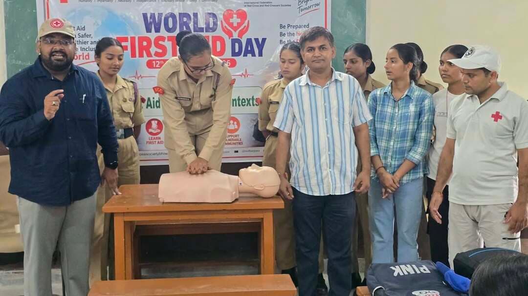 विश्व प्राथमिक चिकित्सा दिवस
भिवानी के विभिन्न शिक्षण संस्थानों में विद्यार्थियों को मिले प्राथमिक उपचार और जीवन रक्षा के गुर
आपातकालीन स्थिति में तुरंत प्राथमिक उपचार देने के प्रति जागरूक करना है विश्व प्राथमिक चिकित्सा दिवस का उद्देश्य : प्रदीप कुमार
18 हजार से अधिक युवाओं को वर्ष 2025-26 में दिया गया फस्र्ट एड व सीपीआर का प्रशिक्षण : सचिव प्रदीप कुमार
भिवानी, 12 सितंबर : विश्व प्राथमिक चिकित्सा दिवस के अवसर पर शनिवार को जिला रेडक्रॉस सोसायटी भिवानी द्वारा रेडक्रॉस भवन में जागरूकता कार्यक्रम आयोजित करने के साथ-साथ जिले के विभिन्न स्कूलों और कॉलेजों में विशेष प्राथमिक सहायता एवं सीपीआर प्रशिक्षण कार्यक्रमों का आयोजन किया गया। यह पूरा अभियान सेंट जॉन एम्बुलेंस (इंडिया) भारतीय रेडक्रॉस सोसायटी हरियाणा राज्य शाखा चंडीगढ़ के उपाध्यक्ष अंकुश मिगलानी व महासचिव डॉ. सुनील कुमार के निर्देशानुसार भिवानी रेडक्रॉस के अध्यक्ष एवं उपायुक्त साहिल गुप्ता के मार्गदर्शन तथा रेडक्रॉस सचिव प्रदीप कुमार के नेतृत्व में सफलतापूर्वक संपन्न हुआ।
शनिवार को आयोजित कार्यक्रम के तहत स्थानीय राजकीय शिक्षण महाविद्यालय व राजीव गांधी राजकीय महिला महाविद्यालय सहित विभिन्न शिक्षण संस्थानों में एनसीसी व एनएसएस के स्वयंसेवकों सहित अन्य युवाओं को जिला प्रशिक्षण अधिकारी विकास कुमार व उनकी टीम के फस्र्ट एड प्रवक्ताओं द्वारा प्रशिक्षण दिया गया। इस मौके पर दुर्घटना के समय त्वरित प्रतिक्रिया देने, बहते रक्त को रोकने, सही तरीके से पट्टी बांधने, बेहोश व्यक्ति को संभालने और सही तकनीक से सीपीआर देने का व्यावहारिक अभ्यास (प्रैक्टिकल डेमो) कराया गया। इस मौके पर विभिन्न स्कूलों में चित्रकला प्रतियोगिता का भी आयोजन किया गया।
सचिव प्रदीप कुमार ने बताया कि वर्ष 2000 से हर वर्ष सितंबर माह के दूसरे शनिवार को विश्व प्राथमिक चिकित्सा दिवस पूरे विश्वभर में मनाया जाता है। इसका मुख्य उद्देश्य आम नागरिकों को आपातकालीन स्थिति में तुरंत प्राथमिक उपचार देने के प्रति जागरूक करना है। सडक़ दुर्घटना हो या अचानक स्वास्थ्य बिगडऩा, अस्पताल पहुंचने से पहले का समय जीवन और मृत्यु के बीच का अंतर तय करता है। इस अवसर पर भिवानी रेडक्रॉस के सचिव प्रदीप कुमार ने कहा कि सडक़ दुर्घटना या किसी भी अचानक आई चिकित्सीय आपात स्थिति के दौरान अस्पताल पहुंचने से पहले का समय किसी भी व्यक्ति के जीवन के लिए बेहद संवेदनशील होता है। यदि उस दौरान सही प्राथमिक उपचार मिल जाए, तो घायल या मरीज की जान बचाई जा सकती है। हमारा मुख्य उद्देश्य युवाओं और विद्यार्थियों को आपदा या आपात स्थिति में घबराने के बजाय तत्काल और सही निर्णय लेने में सक्षम बनाना है।
सचिव प्रदीप कुमार ने बताया कि वर्ष 2025-26 के दौरान कुल 18 हजार से अधिक प्रशिक्षणार्थियों को विभीन्न प्रकार का प्राथमिक सहायता व सीपीआर का प्रशिक्षण दिया गया। इसके अलावा एक दिवसीय बेसिक फस्र्ट एड एवं होम नर्सिंग जागरूकता कार्यक्रम आयोजित किए गए।
सचिव ने बताया कि भिवानी जिले के सभी नागरिकों, विशेषकर युवाओं को प्राथमिक स्वास्थ्य सुरक्षा और आपातकालीन देखभाल के प्रति जागरूक करने का यह अभियान आगे भी निरंतर जारी रहेगा।
इस अवसर पर डा. त्रिलोकचंद प्राचार्य ने रेडक्रॉस सचिव का आभार व्यक्त किया। इस अवसर पर प्रो. अजीत कुमार, डा. ज्योति, प्रो. मोनिका, अमित कुमार, डा. रचना शर्मा, मनोज कुमार, मनीष कुमार, फूल कुमार, महेंद्र भी उपस्थित रहे।