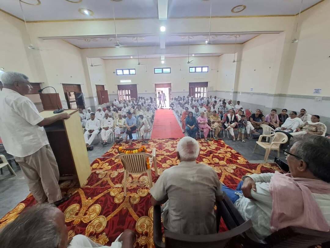 साम्राज्यवाद व सांप्रदायिकता के खिलाफ संघर्ष को तेज करना ही येचुरी को सच्ची श्रद्धांजलि : सुरेंद्र मलिक
भिवानी, 12 सितंबर, 2026 सीपीआई(एम) के पूर्व महासचिव एवं प्रख्यात वामपंथी नेता कॉमरेड सीताराम येचुरी की दूसरी बरसी पर साम्राज्यवाद और सांप्रदायिकता के खिलाफ सेमिनार का आयोजन स्वामी धर्मशाला, सिटी रेलवे स्टेशन के नजदीक, भिवानी में किया गया। प्रातः 11 बजे से दोपहर 2 बजे तक चले सेमिनार की अध्यक्षता पार्टी सचिवमंडल सदस्य कॉमरेड सुखदेव पालवास ने की तथा मंच संचालन माकपा जिला सचिव कामरेड ओम प्रकाश ने किया ।
सेमीनार में मुख्य वक्ता के तौर पर बोलते हुए माकपा राज्य सचिवमंडल सदस्य कॉमरेड सुरेंद्र मलिक
ने कहा कि सीताराम येचुरी अंतरराष्ट्रीय ख्याति के वामपंथी नेता, विद्वान, लेखक और बुद्धिजीवी थे। उन्होंने साम्राज्यवाद के खिलाफ अंतरराष्ट्रीय स्तर पर प्रगतिशील ताकतों को लामबंद करने के साथ-साथ देश में सांप्रदायिकता के खिलाफ भी मजबूत संघर्ष किया। मंदिर-मस्जिद के नाम पर हिंदू-मुस्लिम वैमनस्य पैदा करने के प्रयासों का विरोध करते हुए उन्होंने गंगा-जमुनी तहजीब और आपसी भाईचारे की रक्षा को हमेशा प्राथमिकता दी और साम्प्रदायिकता के विरुद्ध अनेक सरल भाषा में पुस्तिकाएं लिखी ।
उन्होंने कहा कि 2014 के बाद संविधान, लोकतांत्रिक संस्थाओं और धर्मनिरपेक्ष व्यवस्था के सामने खड़ी चुनौतियों के खिलाफ विभिन्न वामपंथी , धर्मनिरपेक्ष एवं लोकतांत्रिक ताकतों को एकजुट करने तथा इन्डिया गठबंधन बनाने में सी पीआईएम के नेतृत्व में कामरेड येचुरी की महत्वपूर्ण भूमिका रही। आज शिक्षा, स्वास्थ्य, रोजगार, किसानी संकट और मजदूरों के अधिकारों पर बढ़ते हमलों के खिलाफ संघर्ष को मजबूत करना समय की मांग है।
मलिक ने कहा कि बाबा साहेब डॉ. अंबेडकर और शहीद भगत सिंह के सपनों का समानता, न्याय और लोकतंत्र पर आधारित भारत बनाने का सपना ही येचुरी की राजनीतिक प्रतिबद्धता का आधार था। उनकी विरासत को आगे बढ़ाना ही उन्हें सच्ची श्रद्धांजलि होगी। उपस्थित श्रेताओं के प्रश्नों के जबाब भी कामरेड मलिक ने दिए ।
सेमिनार में मास्टर वजीर सिंह और पिछड़ा वर्ग नेता राजेंद्र तंवर , माकपा सचिव मंडल सदस्य मास्टर जगरोशन , कामरेड अनिल कुमार , करतार ग्रेवाल , जिला कमेटी सदस्य सन्तोष देशवाल ने भी विचार रखे , इस अवसर पर पार्टी व अन्य जनसंगठनों के नेता रामफल देशवाल , मास्टर शेरसिंह , राजेश कुंगड़ , रणधीर कुंगड़, सुमेर धारणी ,है दयानन्द पूनिया, सुखदर्शन सरोहा , बिमला घनघस , शीला बलियाली , कृष्णा सिवाच , सज्जन सिंगला , रतन जिंदल , नरेश शर्मा , निर्मल नाथुवास उपस्थित थे ।
जारी कर्ता कामरेड ओम प्रकाश , जिला सचिव माकपा ।