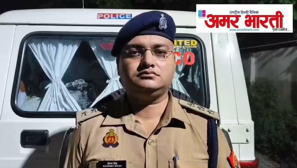 *बांदा: मटौंध में भीषण सड़क हादसा, चारपहिया की टक्कर से बाइक सवार की मौके पर मौत*
*बांदा।* थाना मटौंध क्षेत्र में आज 12.09.2026 को एक और दर्दनाक सड़क हादसा हो गया। मोटरसाइकिल से जा रहे एक व्यक्ति को सामने से आ रही तेज रफ्तार चारपहिया वाहन ने जोरदार टक्कर मार दी, जिससे बाइक सवार की मौके पर ही मौत हो गई।
सूचना पर पहुंची पुलिस ने शव को कब्जे में लेकर पोस्टमार्टम के लिए भेज दिया है। पुलिस ने टक्कर मारने वाले वाहन और चालक को हिरासत में ले लिया है। अग्रिम विधिक कार्रवाई की जा रही है।
पुलिस के मुताबिक मौके पर शांति व्यवस्था बनी हुई है। इस संबंध में क्षेत्राधिकारी सदर/यातायात सौरभ सिंह ने वीडियो बाइट जारी की है।