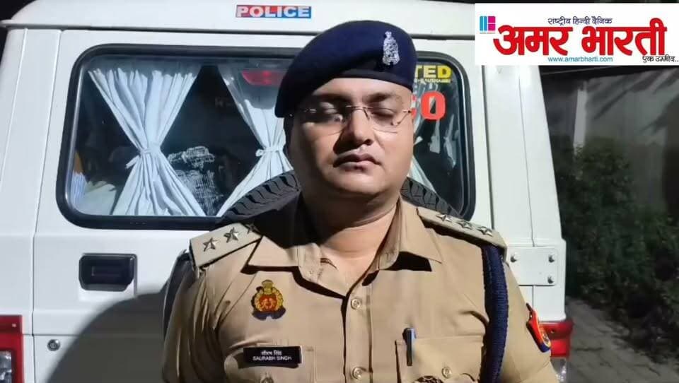 *बांदा: कोतवाली क्षेत्र में दर्दनाक हादसा, लोडर की टक्कर से युवक की मौत*
*बांदा।* कोतवाली नगर थाना क्षेत्र में आज दिनांक 12.09.2026 को एक दर्दनाक सड़क हादसा हो गया। भुजरख थाना तिंदवारी निवासी युवक अंशु वर्मा पुत्र नंदकिशोर वर्मा की लोडर से टकराने के कारण मौके पर ही दुखद मृत्यु हो गई।
घटना की सूचना पर पहुंची पुलिस ने शव को कब्जे में लेकर पोस्टमार्टम के लिए भेज दिया है। मामले में अग्रिम वैधानिक कार्रवाई की जा रही है।
पुलिस के अनुसार मौके पर शांति व्यवस्था कायम है। इस संबंध में क्षेत्राधिकारी सदर/यातायात सौरभ सिंह ने वीडियो बाइट जारी कर घटना की पुष्टि की है।