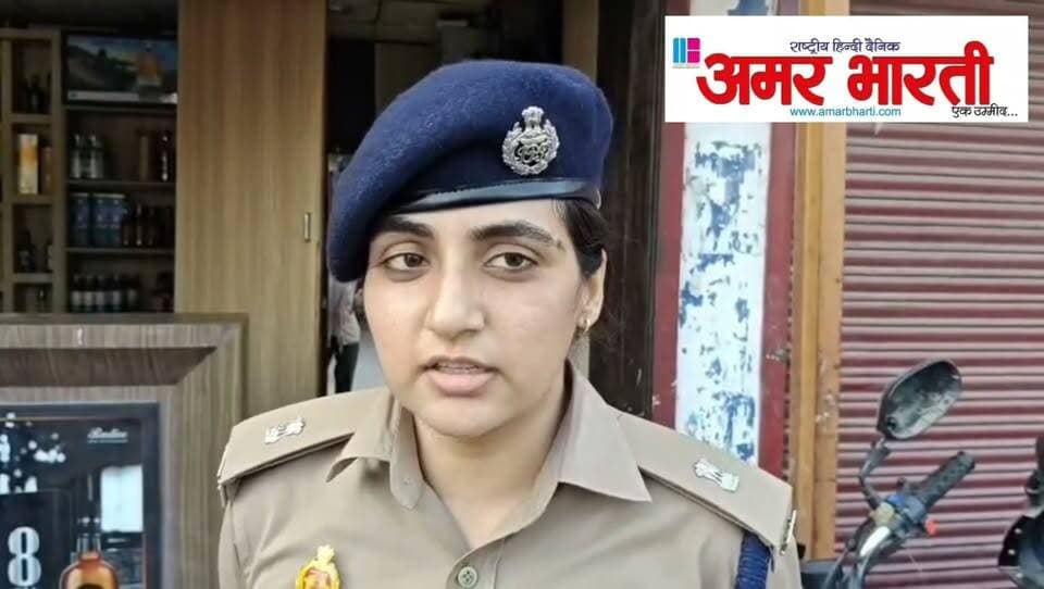 बांदा: अवैध शराब पर पुलिस-आबकारी का संयुक्त प्रहार, पूरे जिले में सघन चेकिंग अभियान*
*बांदा।* अवैध शराब के निर्माण, बिक्री और तस्करी पर अंकुश लगाने के लिए पुलिस अधीक्षक पलाश बंसल के निर्देशन में शुक्रवार को पुलिस और आबकारी विभाग की संयुक्त टीम ने पूरे जनपद में सघन चेकिंग अभियान चलाया।
अपर पुलिस अधीक्षक शिवराज के नेतृत्व में सभी थाना क्षेत्रों में यह अभियान चलाया गया। इस दौरान लाइसेंसी अंग्रेजी शराब, देशी शराब, मॉडल शॉप और अन्य आबकारी दुकानों की गहनता से जांच की गई।
टीम ने दुकानों पर उपलब्ध स्टॉक, बिक्री रजिस्टर, स्टॉक रजिस्टर और अन्य अभिलेखों का निरीक्षण किया। लाइसेंस की शर्तों और शासन द्वारा निर्धारित नियमों के पालन की भी जांच हुई। दुकान संचालकों को नियमों का कड़ाई से पालन करने के निर्देश दिए गए।
इसके साथ ही अवैध शराब के संभावित अड्डों, संदिग्ध स्थानों, संदिग्ध व्यक्तियों और वाहनों की भी चेकिंग की गई। अवैध शराब के परिवहन और तस्करी को रोकने के लिए विशेष सतर्कता बरती गई।
सभी क्षेत्राधिकारियों ने अपनी-अपनी टीमों के साथ अपने थाना क्षेत्रों में चेकिंग की। अधिकारियों ने अधीनस्थों को अवैध शराब कारोबार पर लगातार निगरानी रखने और संलिप्त लोगों के विरुद्ध कठोर कार्रवाई के निर्देश दिए हैं।