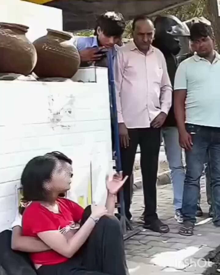 बचा लो… बचा लो!” सड़क पर युवती को पकड़कर चीखने लगा युवक, भीड़ ने निकाला मोबाइल, वायरल वीडियो के पीछे निकली हैरान करने वाली वजह,गुरुग्राम में एक अजीबोगरीब घटना सामने आई, जहां घबराहट और पैनिक अटैक के चलते एक युवक सड़क पर युवती को पकड़कर ‘बचा लो’ की गुहार लगाने लगा। अचानक युवक की हरकत देखकर मौके पर भीड़ जुट गई और लोग वीडियो बनाने लगे। स्थिति को देखते हुए युवती ने लोगों से कैमरा बंद करने की अपील की। सूचना पर सिविल लाइन पुलिस मौके पर पहुंची और जांच की। पुलिस के मुताबिक युवक दिल्ली का रहने वाला है और गंभीर मानसिक तनाव से जूझ रहा है। परिजनों ने पुलिस को उसके मेडिकल दस्तावेज दिखाए, जिसके बाद युवक को सुरक्षित परिवार के सुपुर्द कर दिया गया।
#Gurugram #GurugramNews #ViralVideo #PanicAttack #BreakingNews