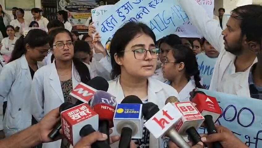 #अलीगढ़ में होम्योपैथी मेडिकल कॉलेज के गेट पर छात्रों का अनिश्चितकालीन धरना, 7,500 से बढ़ाकर 25 हजार मानदेय की मांग; बोले- पढ़ाई के साथ खर्च चलाना मुश्किल
अलीगढ़ के जवां क्षेत्र स्थित स्टेट होम्योपैथी मेडिकल कॉलेज के गेट पर छात्र-छात्राओं ने मानदेय बढ़ाने की मांग को लेकर अनिश्चितकालीन धरना शुरू कर दिया। छात्रों की मांग है कि वर्तमान 7,500 रुपये मासिक मानदेय बढ़ाकर 25 हजार रुपये किया जाए। छात्रों का कहना है कि इतनी कम राशि में गुजारा नहीं होता और पढ़ाई के बाद भी खर्च के लिए परिवार से पैसे मांगने पड़ते हैं। प्रदर्शनकारियों ने आरोप लगाया कि एमबीबीएस छात्रों का मानदेय 2011 से दो बार संशोधित हो चुका है, जबकि होम्योपैथी छात्रों के साथ भेदभाव किया जा रहा है। छात्रों ने आयुष मंत्रालय से एमबीबीएस छात्रों के बराबर मानदेय देने की मांग की।
#AligarhNews #StudentProtest #MedicalStudents #AyushMinistry #UttarPradesh