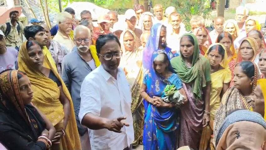 प्रेस रिलीज़
आरा प्रखंड के अनुश्रवण समिति की बैठक बुलाकर बाढ़ राहत की सूची उक्त बैठक में पारीत कर बाढ़ राहत का वितरण हो - क्यामुद्दीन अंसारी
आरा,12 सितंबर 2026.
भाकपा माले राज्य स्थाई समिति सदस्य व आरा विधानसभा के पूर्व प्रत्याशी क्यामुद्दीन अंसारी ने एक प्रेस बयान जारी कर संवाददाताओं को बतलाये कि आज आरा प्रखंड के महुली,कड़ारी,धोबहां, सहित कई गांवों का दौरा किया,इस दौरान भाकपा माले नेता क्यामुद्दीन अंसारी के अलावे युवा नेता मुकुल यादव,तथा नीतीश कुमार कुशवाहा भी साथ में थे, भाकपा माले नेता क्यामुद्दीन अंसारी ने कहा कि आरा प्रखंड में श्रीघ्र अनुश्रवण समिति की बैठक बुलाई जाय.ये बातें आज आरा प्रखंड मुख्यालय में आई बाढ़ पीड़ित महिलाओं को संबोधित करते हुए भाकपा माले नेता क्यामुद्दीन अंसारी ने कहा.
भाकपा माले नेता क्यामुद्दीन अंसारी ने कहा कि आरा अंचल कार्यालय द्वारा प्लास्टिक किट वितरण करने में भारी अनियमितता की गई है. आज प्रखंड कार्यालय पर बसंतपुर और महकमपुर बारा से बड़ी संख्या में महिलाएं प्लास्टिक किट के लिए पहुंची थी पर अंचल पदाधिकारी के नहीं रहने की वजह से उन्हें निराश होकर लौटना पड़ा.
भाकपा माले नेता क्यामुद्दीन अंसारी ने कहा कि बाढ़ आपदा सूची में भारी गड़बड़ी है इस संबंध में आरा सदर अनुमंडल पदाधिकारी से दूरभाष पर बात की, तथा बाढ़ पीड़ितों को संबोधित करते हुए कहा कि आरा सदर प्रखंड में शीघ्र अनुश्रवण समिति की बैठक बुलाकर बाढ़ राहत आपदा सूची को पारित किया जाय. भाकपा माले नेता क्यामुद्दीन अंसारी ने कहा कि प्रखंड अनुश्रवण समिति की बैठक से पहले पंचायत अनुश्रवण समिति की बैठक कर उक्त सूची को पारित किया जाय तब जाकर बाढ़ राहत का वितरण किया जाय.
भाकपा माले नेता ने बिहार सरकार से मांग की है कि प्रत्येक बाढ़ पीड़ित परिवार को दो माह का राशन और 10,000 रुपया दिया जाय तथा फसल क्षतिपूर्ति के लिए प्रति एकड़ 25,000 रुपए मुआवजा दी जाए.
भाकपा माले नेता क्यामुद्दीन अंसारी ने कहा कि गंगा नदी में आई भयावह बाढ़ की वजह से करोड़ों रुपए के किसानों के फसल की क्षती हुई है अतः किसानों तथा मनी,भउली,बटाई पर खेती करने वाले बटाईदार किसानों को फसल की क्षतिपूर्ति राशि दी जाय.