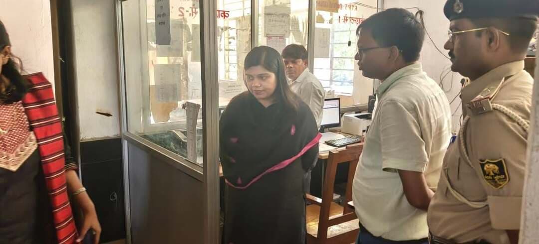 🚨 जिला पदाधिकारी, शिवहर का सख्त एक्शन: अंचल कार्यालय का गहन निरीक्षण!
आम जनमानस को सुलभ और पारदर्शी सेवाएं सुनिश्चित करने के लिए आज जिला पदाधिकारी द्वारा अंचल कार्यालय, डुमरी कटसरी का गहन निरीक्षण किया गया। कार्यों में लापरवाही बरतने वालों पर सख्त कार्रवाई की गई है।
📌 मुख्य बातें और निर्देश:
⚠️ कर्मचारियों को शो-कॉज: दाखिल-खारिज (Mutation) के लंबित मामलों में लापरवाही पर राजस्व कर्मचारियों से स्पष्टीकरण तलब। समय पर काम पूरा करने का सख्त निर्देश।
📂 रिकॉर्ड मेंटेनेंस: आगत/निर्गत, RTI, और जनता दरबार पंजियों को तुरंत अपडेट करने और रिकॉर्ड रूम को व्यवस्थित करने का आदेश।
🕒 बायोमेट्रिक हाजिरी: सभी कर्मियों की बायोमेट्रिक उपस्थिति की कड़ाई से जांच की गई।
✅ लोक सेवाओं में शानदार प्रगति:
शत-प्रतिशत निष्पादन: भू-स्वामित्व प्रमाण पत्र (LPC) के सभी 128 और 'अभियान बसेरा-2' के सभी 64 आवेदनों का 100% निपटारा।
राजस्व वसूली: इस वित्तीय वर्ष में अब तक 7,29,360 रुपये की लगान वसूली।
शून्य पेंडेंसी: लोक शिकायत, खास महाल और कोर्ट से जुड़े मामलों में कोई भी केस लंबित नहीं।
💡 जिलाधिकारी का स्पष्ट संदेश:
"जनता से जुड़े कार्यों में किसी भी प्रकार की शिथिलता बर्दाश्त नहीं की जाएगी। सभी कार्य पूरी पारदर्शिता और समयबद्ध तरीके से होने चाहिए।"
📍 जिला जन-संपर्क कार्यालय, शिवहर
🗓️ 12 सितम्बर 2026
#Sheohar #DMSheohar #BiharAdministration #DumriKatsari #PublicService #RTPSBihar #GoodGovernance #ShivharUpdate